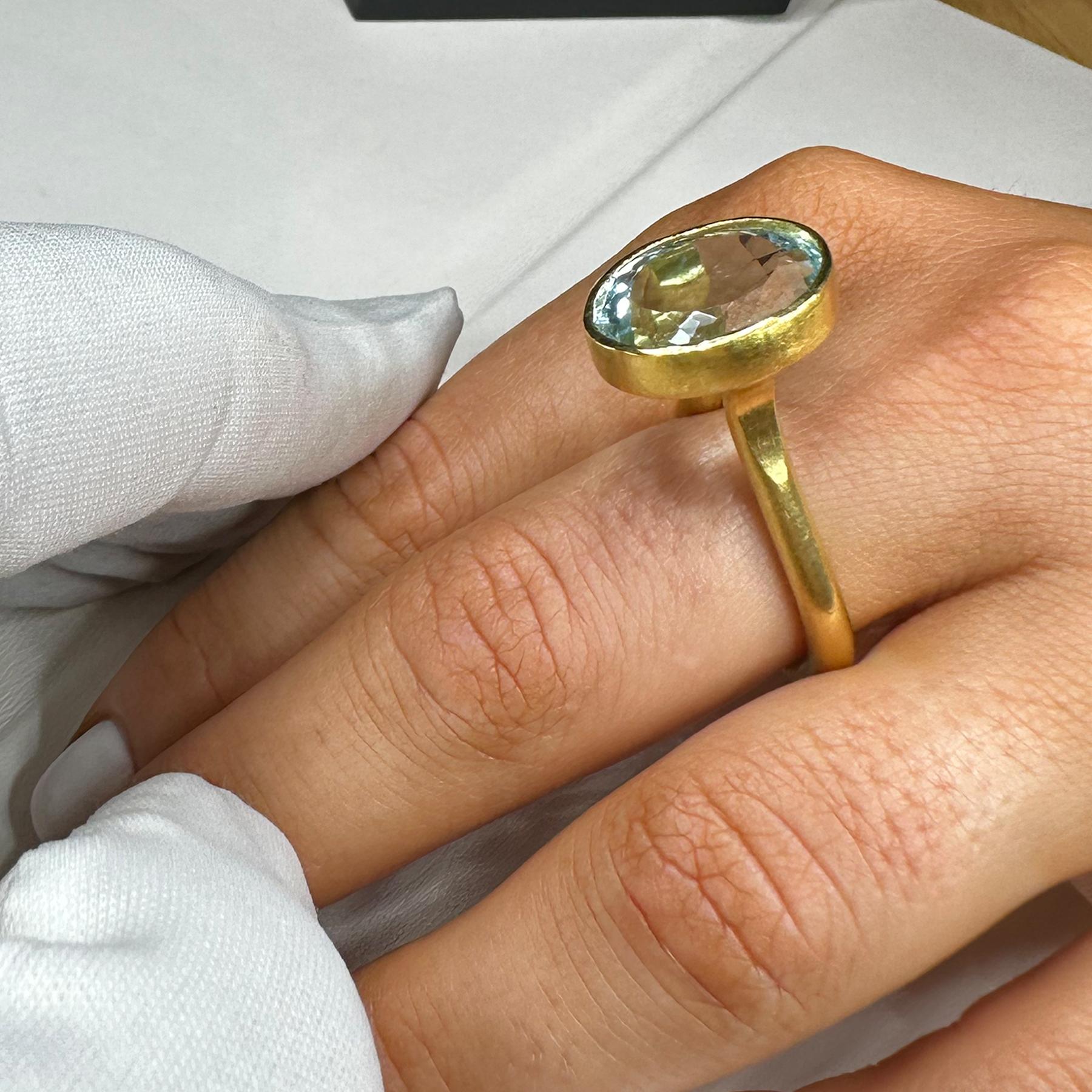 PHILIPPE SPENCER 12.6 Ct. Aquamarine in 22K and 20K Gold Statement Ring For Sale 4