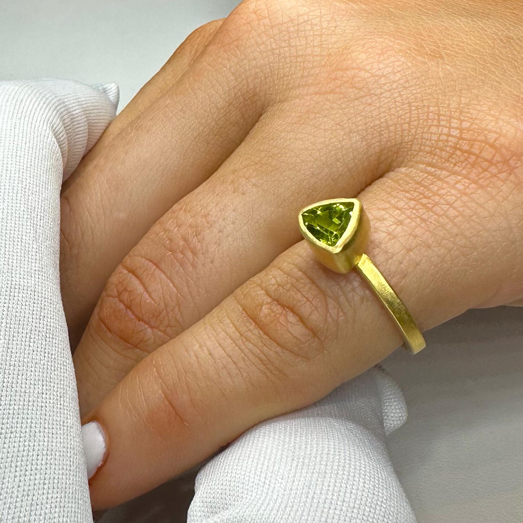 PHILIPPE SPENCER 1.4 Ct. Peridot in 22K and 20K Gold Solitaire Ring In New Condition For Sale In Key West, FL