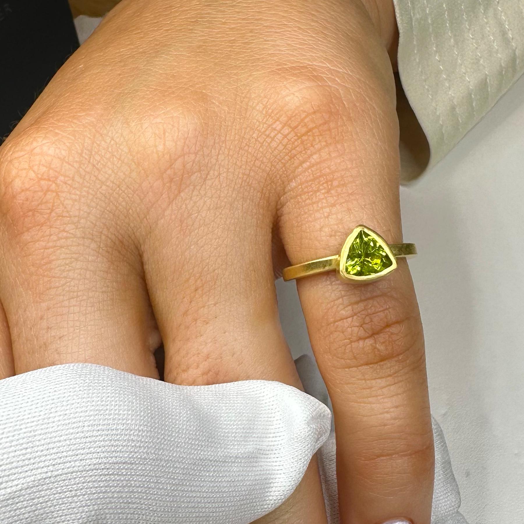 Women's PHILIPPE SPENCER 1.4 Ct. Peridot in 22K and 20K Gold Solitaire Ring For Sale