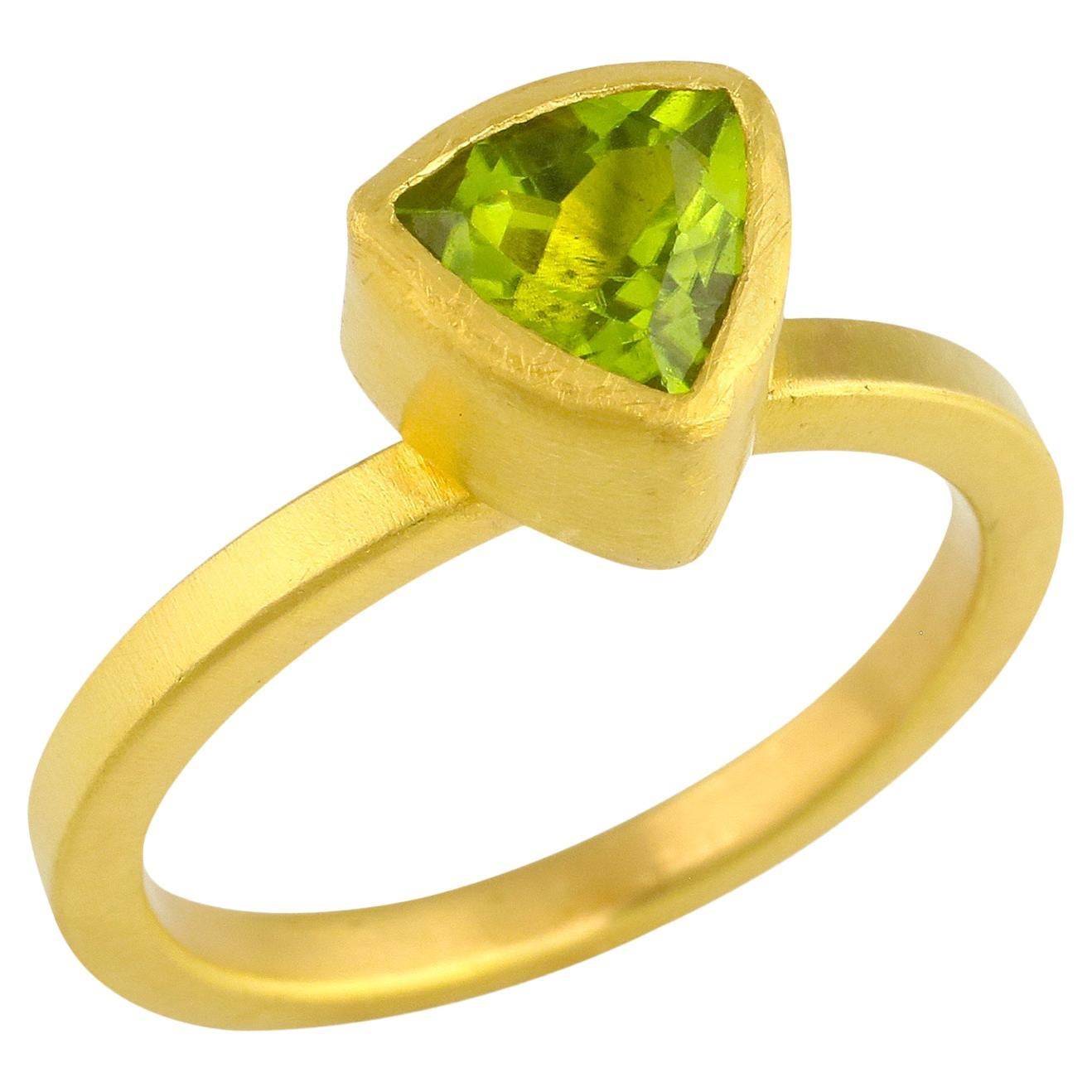 PHILIPPE SPENCER 1.4 Ct. Peridot in 22K and 20K Gold Solitaire Ring For Sale