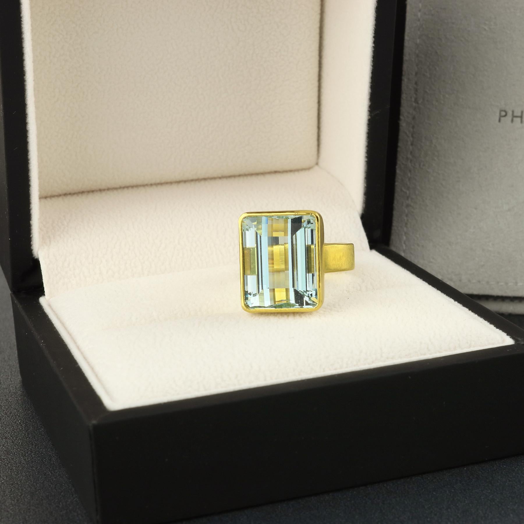 Artisan PHILIPPE SPENCER 20.4 Ct. Extra-Fine Aquamarine in 22K & 20K Gold Statement Ring For Sale