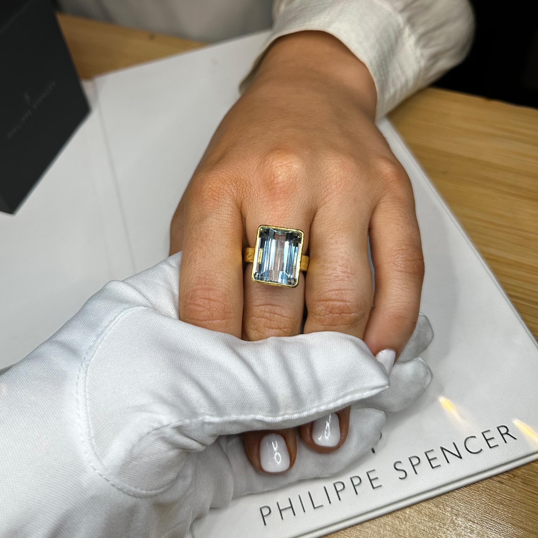PHILIPPE SPENCER 20.4 Ct. Extra-Fine Aquamarine in 22K & 20K Gold Statement Ring For Sale 1