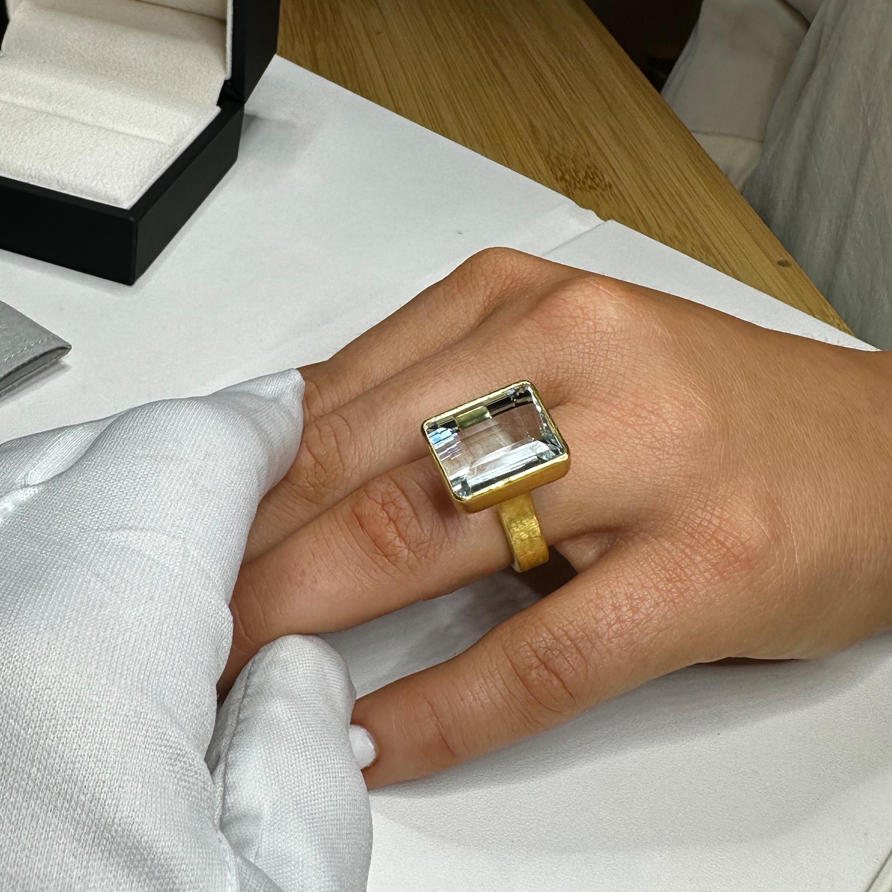 PHILIPPE SPENCER 20.4 Ct. Extra-Fine Aquamarine in 22K & 20K Gold Statement Ring For Sale 2