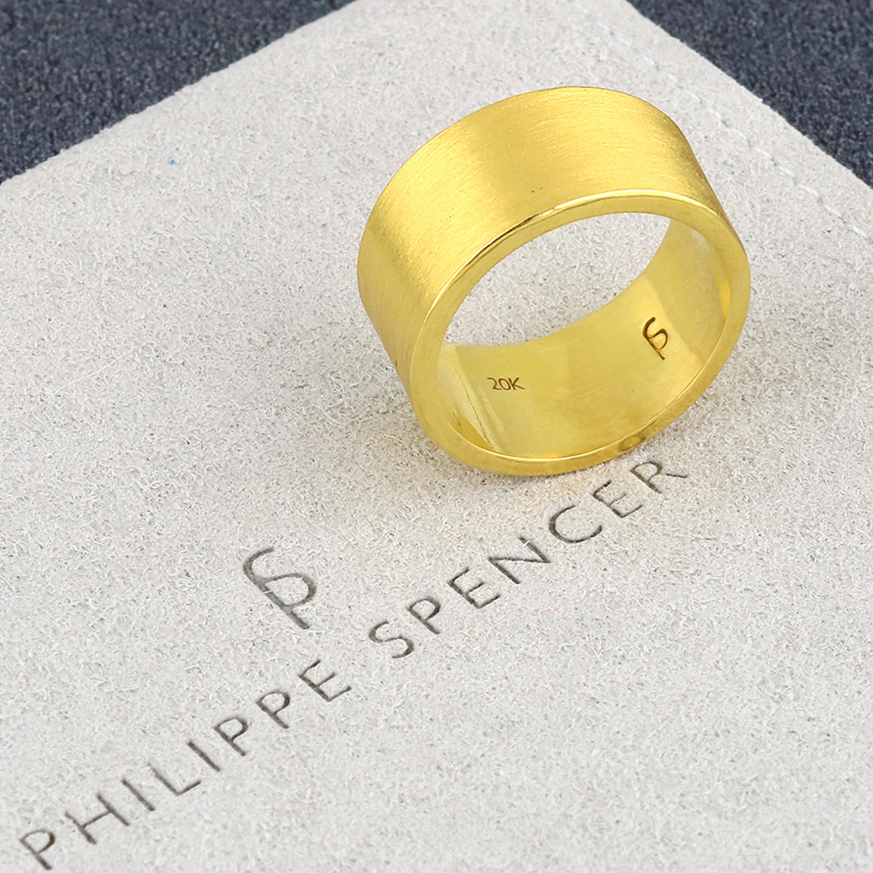 PHILIPPE-SPENCER - Bracelet en or massif 20K de 10 x 1,5 mm, forgé à la main. Extérieur fortement mat, intérieur poli miroir.  Chaque bracelet est une œuvre d'art unique. Ce bracelet PHILIPPE SPENCER en or massif 20 carats fait à la main est