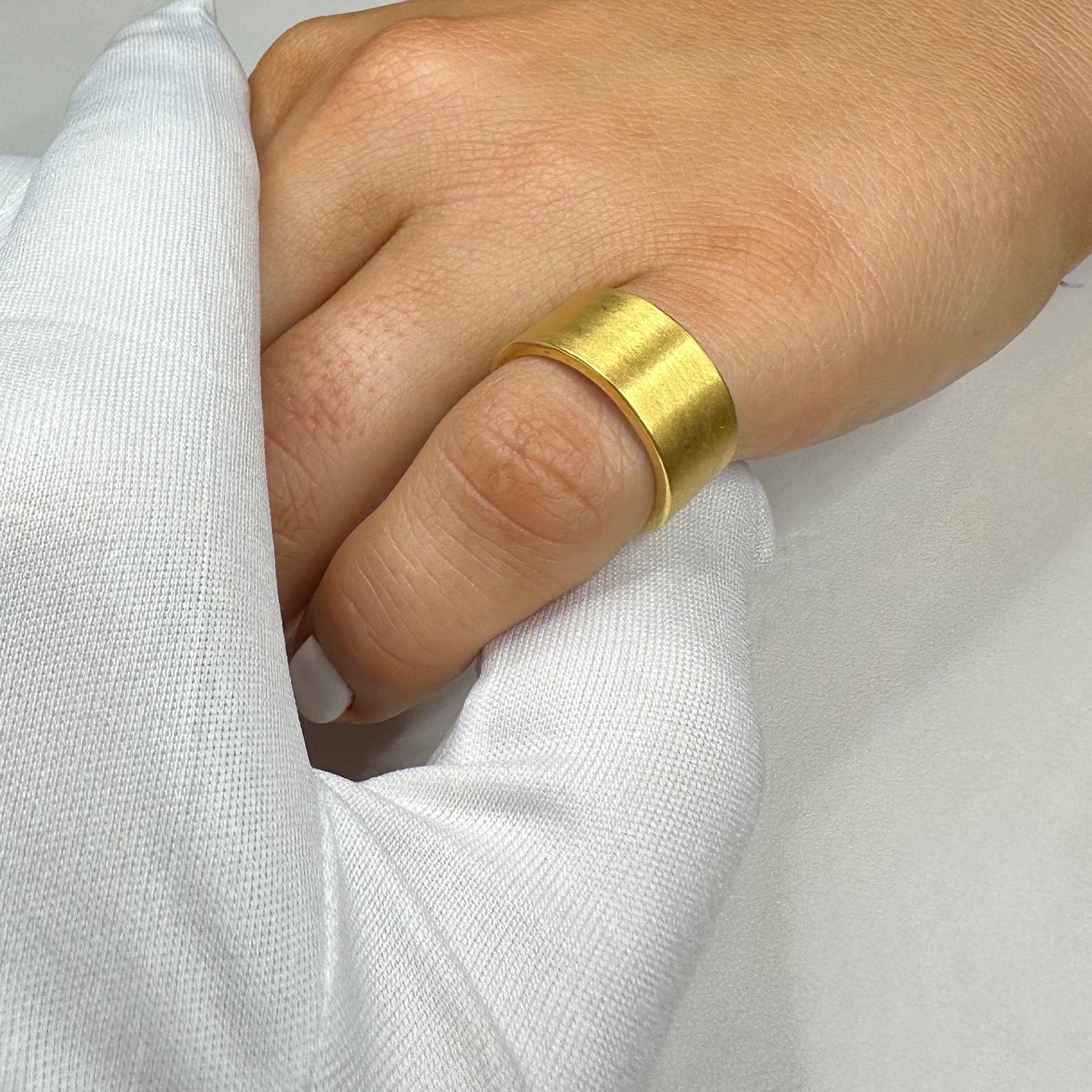 PHILIPPE SPENCER 20K Gold Hand & Anvil geschmiedeter 10 x 1,5 mm breiter Bandring für Damen oder Herren im Angebot