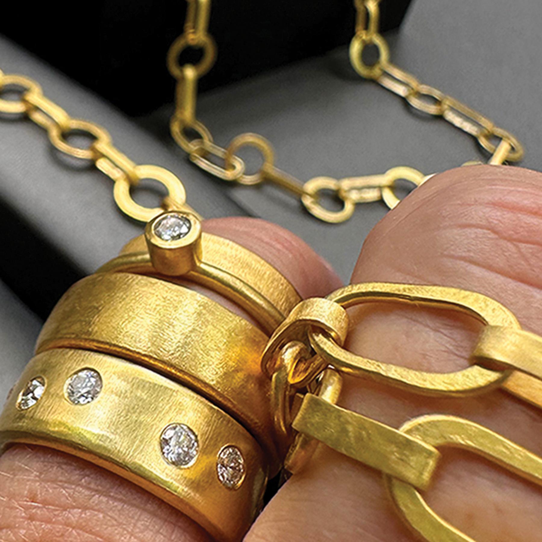 PHILIPPE SPENCER 20K Gold Hand & Anvil geschmiedeter 10 x 1,5 mm breiter Bandring () 6