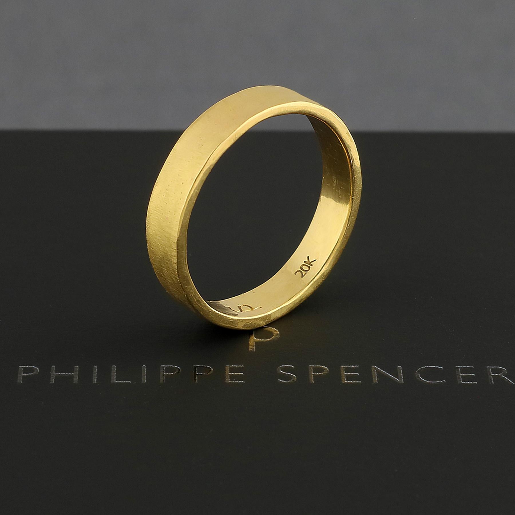 PHILIPPE-SPENCER - Bracelet en or massif 20K forgé à la main de 4 X 1,25 mm. Extérieur fortement mat, intérieur poli miroir.  Chacun d'entre eux est une œuvre d'art unique. Ce bracelet PHILIPPE SPENCER en or massif 20 carats fait à la main est