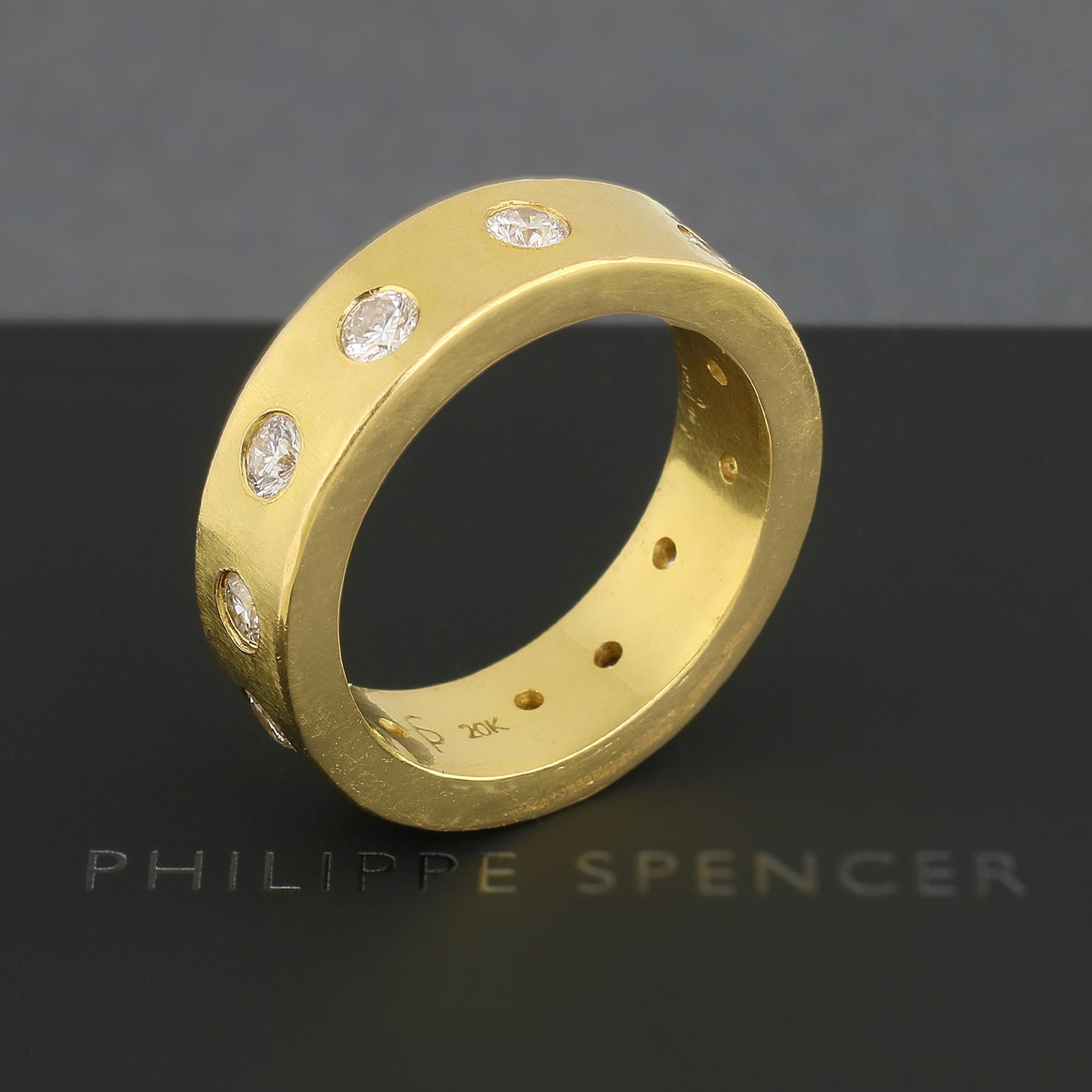 PHILIPPE SPENCER - Bague pour homme 8 X 3mm en or massif 20K entièrement forgé à la main avec 12 incolores (D-F)  3.5mm ( 2.16 Ct Total) Diamants. Extérieur en finition enclume mate épaisse, côtés et intérieur polis.  Chacune est une œuvre d'art