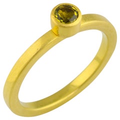 PHILIPPE SPENCER .24 Ct. Anillo solitario de turmalina olivácea en oro de 22K y 20K