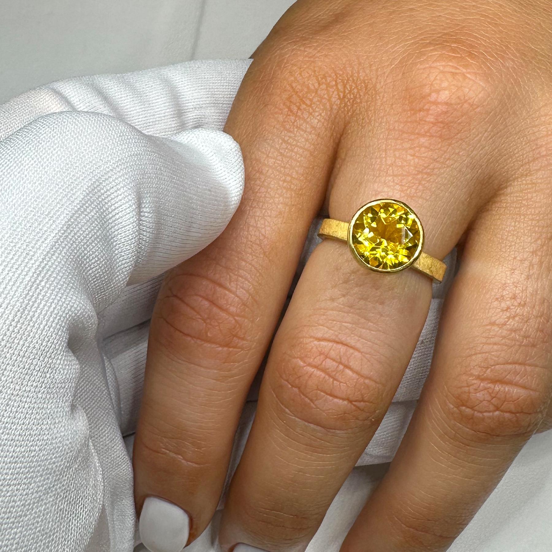 PHILIPPE SPENCER 3.25 Ct. Lemon Color Citrine in 22K and 20K Gold Statement Ring In New Condition For Sale In Key West, FL