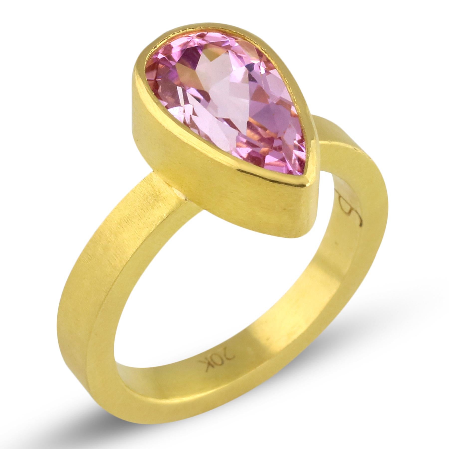 Artisan PHILIPPE SPENCER 3.85 Ct. Pink Morganite in 22K and 20K Gold Statement Ring For Sale