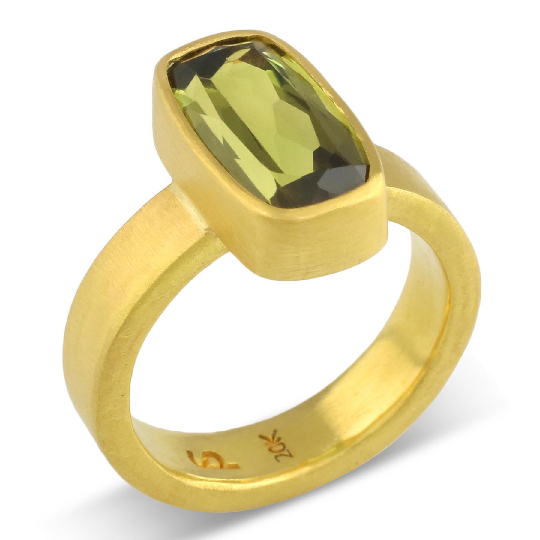 Artisan PHILIPPE SPENCER 5.17 Ct. Olive Tourmaline in 22K and 20K Gold Statement Ring For Sale