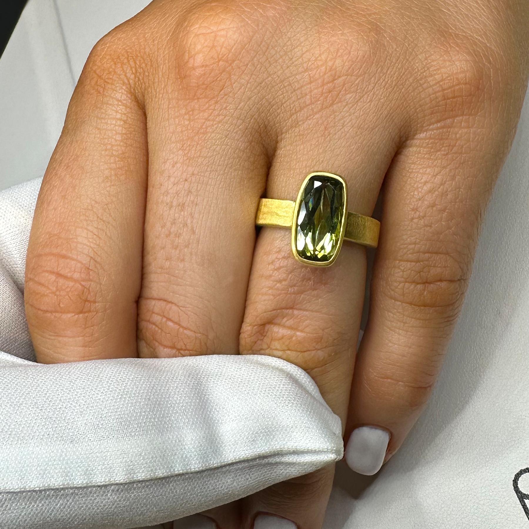PHILIPPE SPENCER 5.17 Ct. Olive Tourmaline in 22K and 20K Gold Statement Ring In New Condition For Sale In Key West, FL