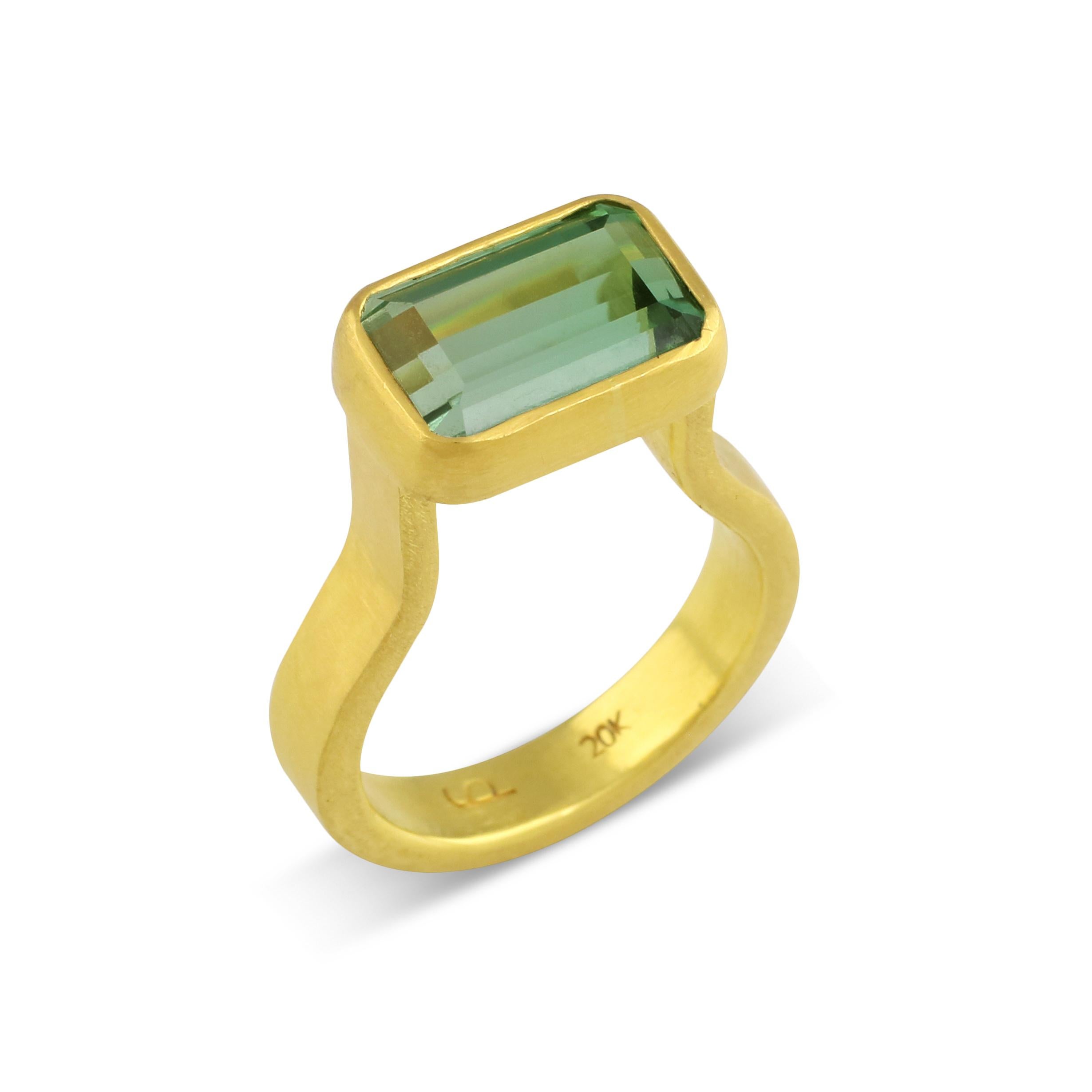 Artisan PHILIPPE SPENCER 5.26 Ct. Green Tourmaline in 22K and 20K Gold Statement Ring For Sale