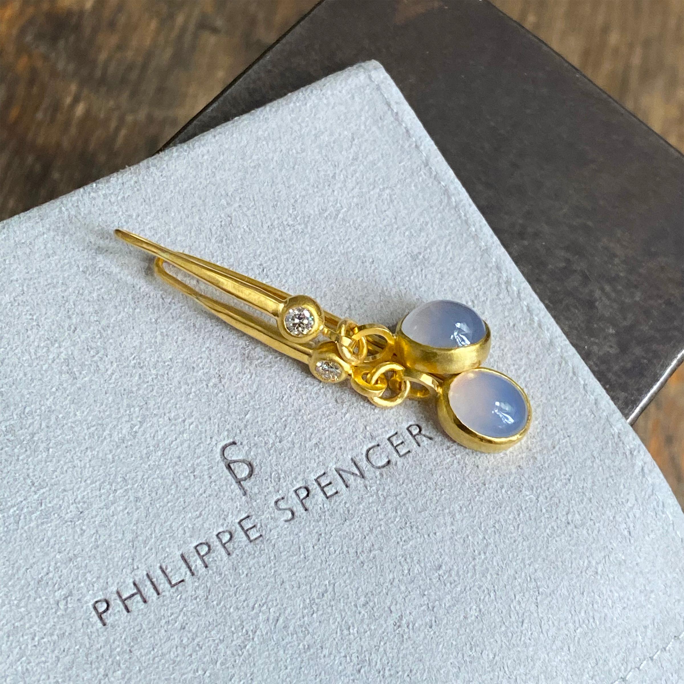 PHILIPPE SPENCER - .40 Ct. Diamants sans couleur (D-F) et 8,5 ct. Les cabochons de calcédoine bleue sont enveloppés dans de l'or pur 22 carats avec des anneaux en or massif 20 carats et des boucles d'oreilles.

Ces glorieuses boucles d'oreilles,