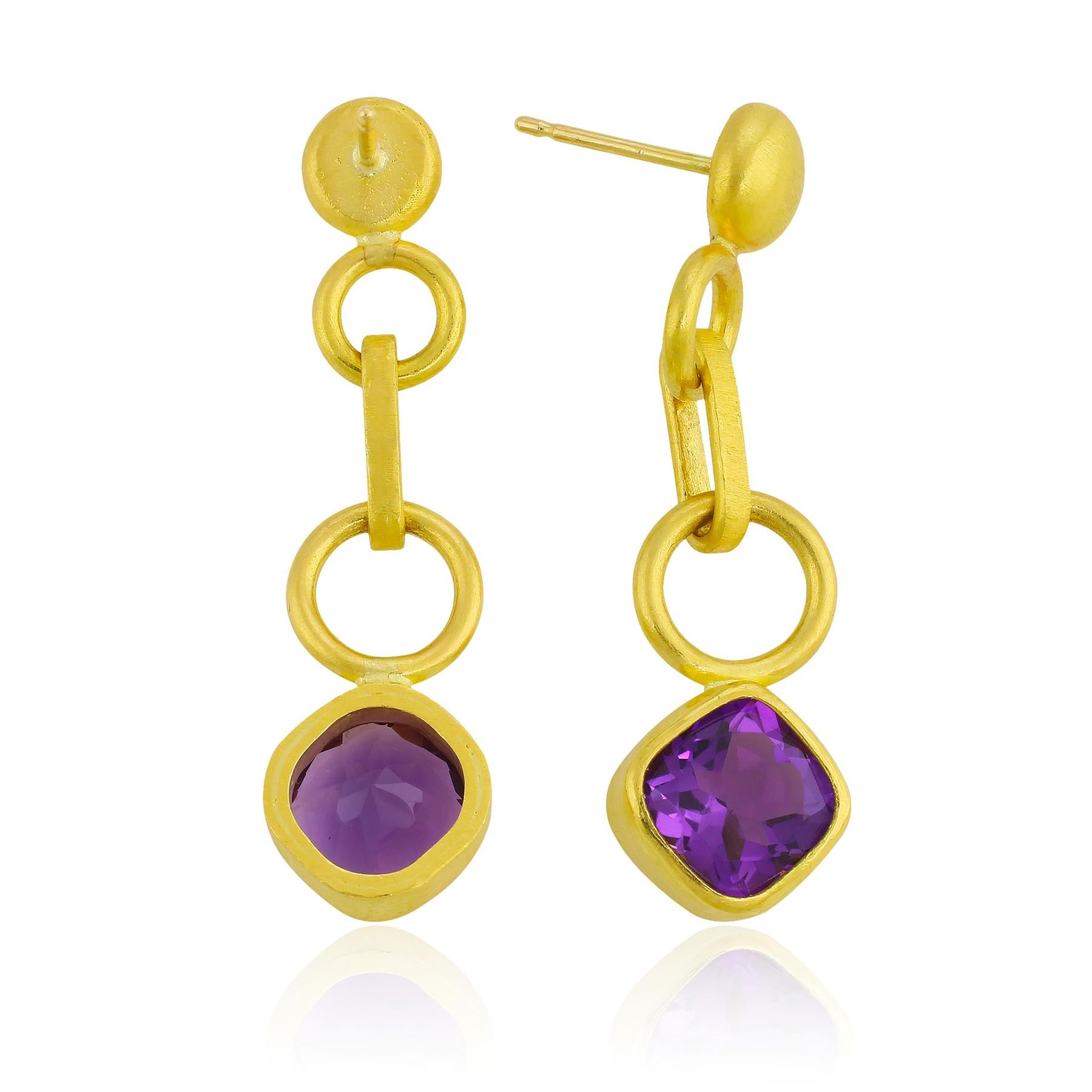 PHILIPPE SPENCER - Boucles d'oreilles pendantes en or pur 22K avec serti sans fond 5.6 Ct. Améthystes carrées taillées en coussin. Le fermoir à tige 18 carats et l'écrou à friction garantissent la durabilité.

Ces magnifiques et uniques boucles