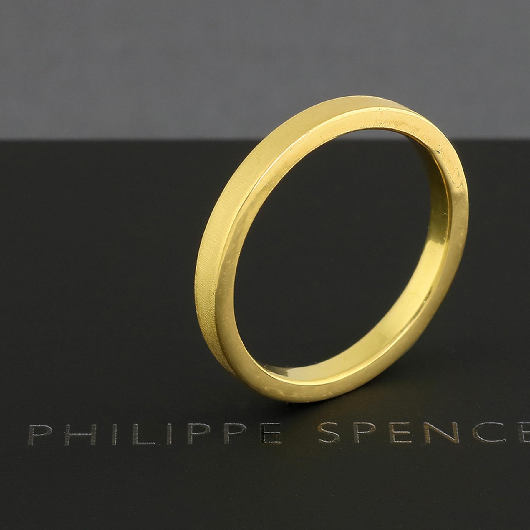 PHILIPPE-SPENCER - 2.75 X 2mm massiv 20K Gold Hand & Amboss geschmiedet Band. Außen stark mattiert, innen spiegelpoliert.  Jedes ist ein einzigartiges Kunstwerk.

Dieser vorrätige Artikel hat die Größe 10 und ist sofort versandbereit. Auf Anfrage