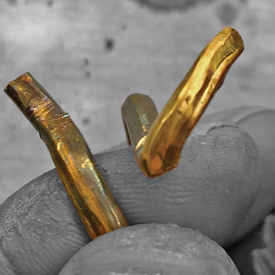 PHILIPPE SPENCER Massiv 20K Gold Hand & Anvil geschmiedetes 2,75 mm x 2 mm Band im Angebot 5