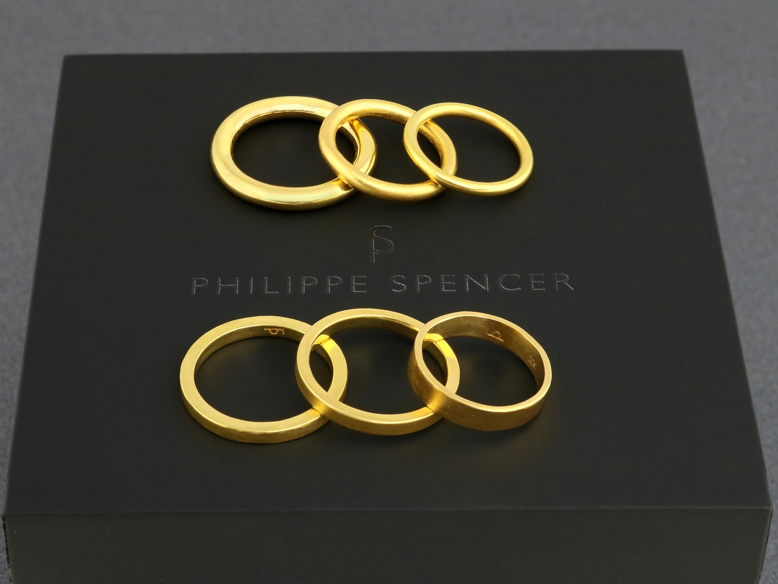 En vente :  PHILIPPE SPENCER, bague à anneau large en or massif 20 carats forgée à la main et àvil 4 x 1,25 mm de large 4