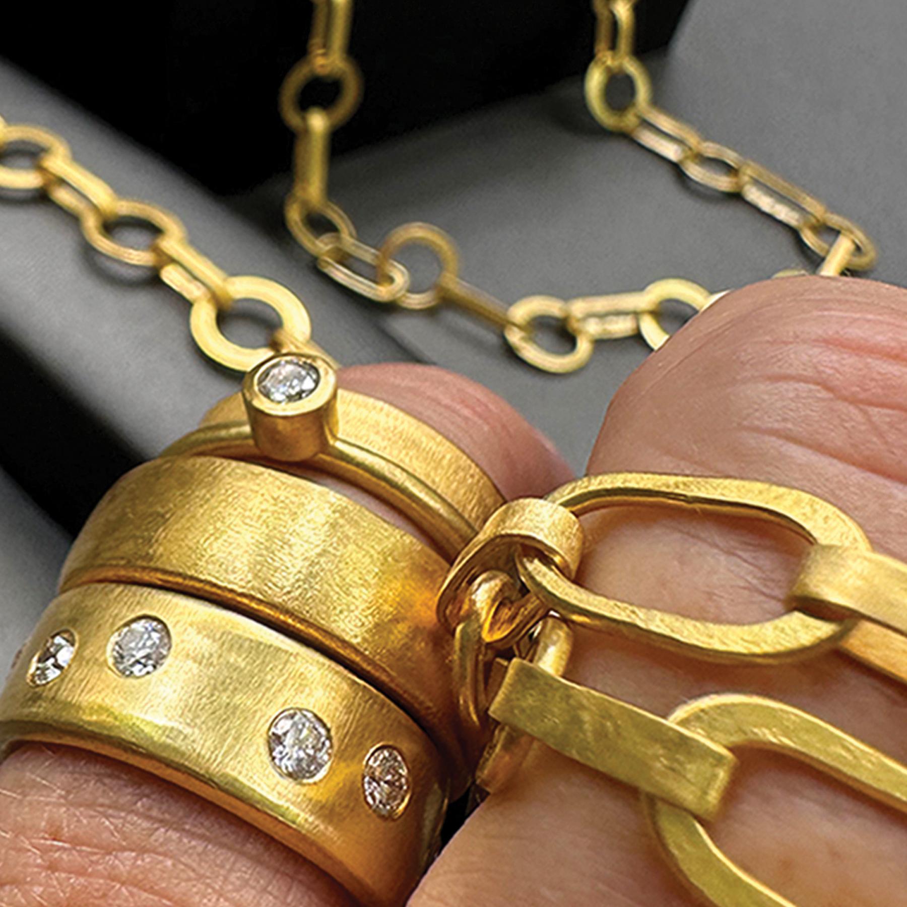 En vente :  PHILIPPE SPENCER, bague à anneau large en or massif 20 carats forgée à la main et àvil 4 x 1,25 mm de large 6