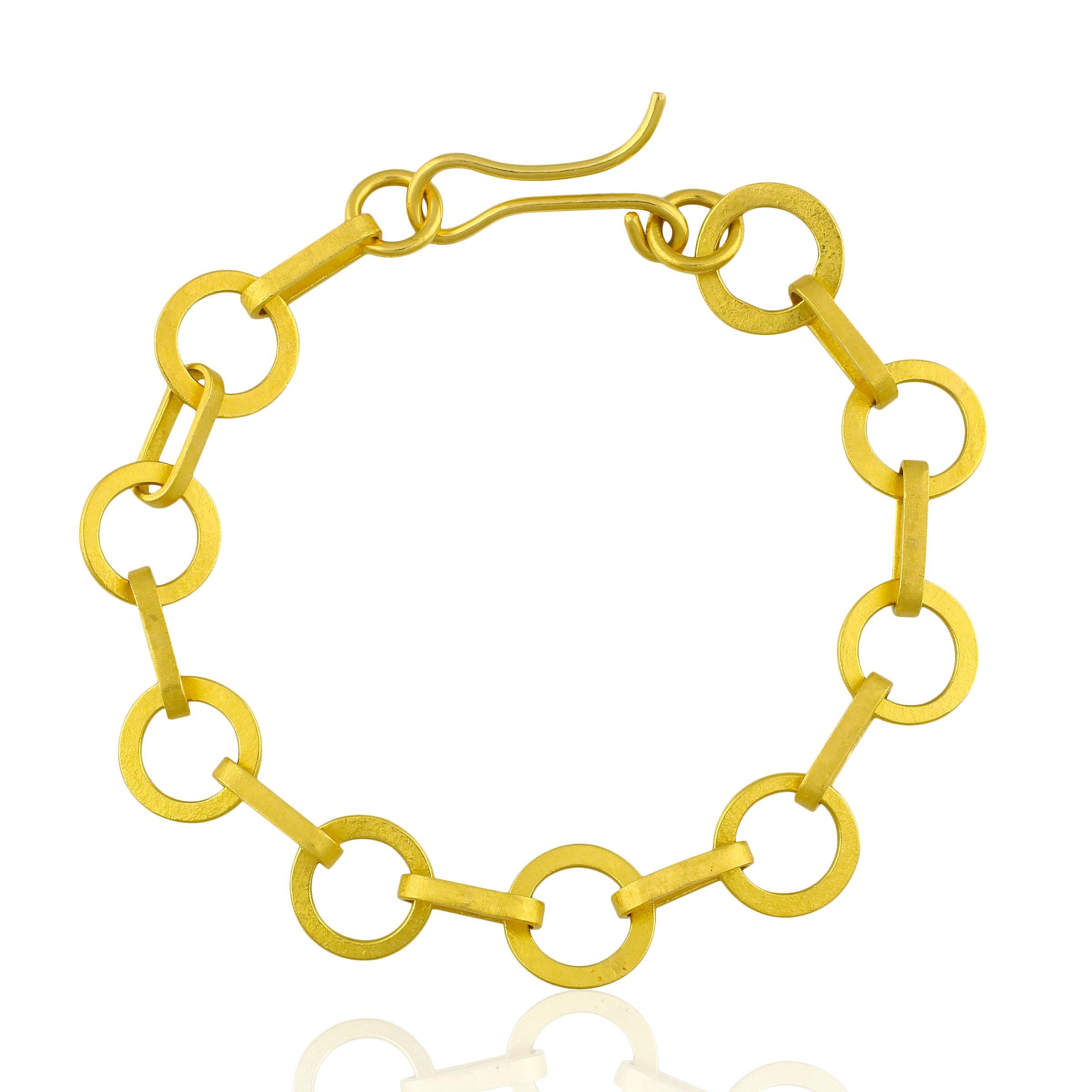 Artisan PHILIPPE SPENCER Solid 22K Gold Completely Hand-Forged Round Link Bracelet en vente