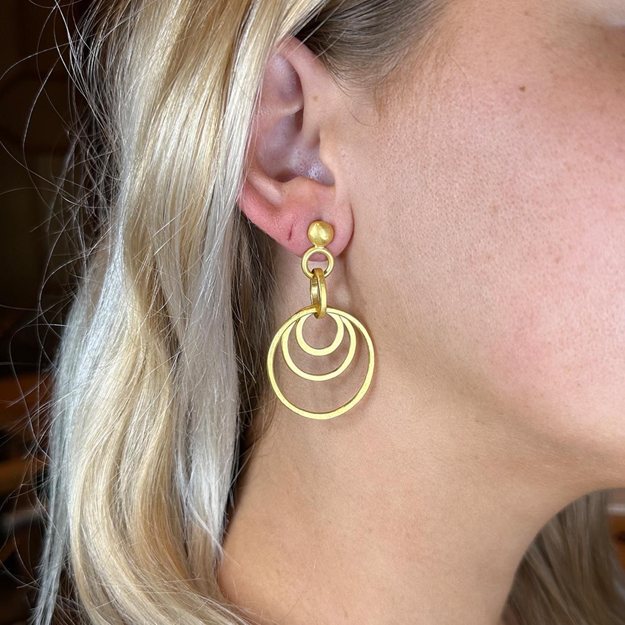 PHILIPPE SPENCER Solid 22K Gold Graduating Hoop Dangling Earrings In New Condition For Sale In Key West, FL