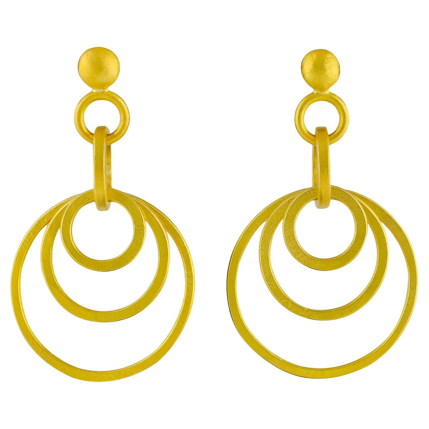 PHILIPPE SPENCER Boucles d'oreilles pendantes en or massif 22K à anneaux gradués en vente