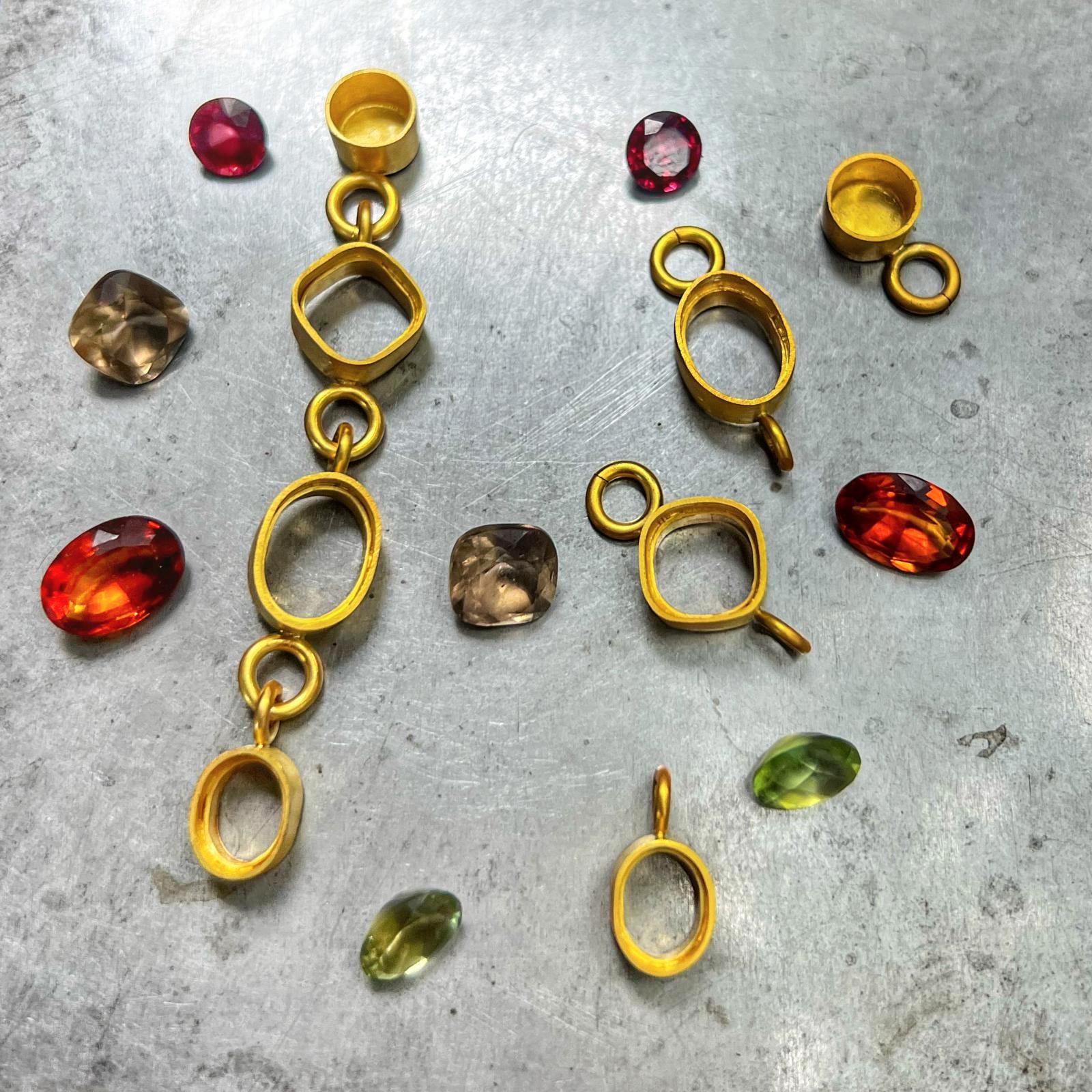 Taille ronde PHILIPPE SPENCER - Boucles d'oreilles pendantes en or pur 22K et pierres précieuses mixtes en vente