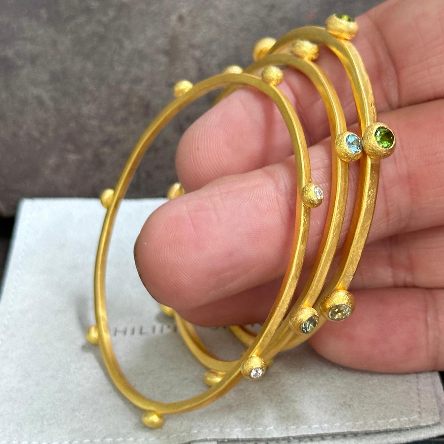 Taille ronde PHILIPPE SPENCER Bracelet jonc en or massif 24 carats et aigues-marines en gouttes d'or 22 carats en vente