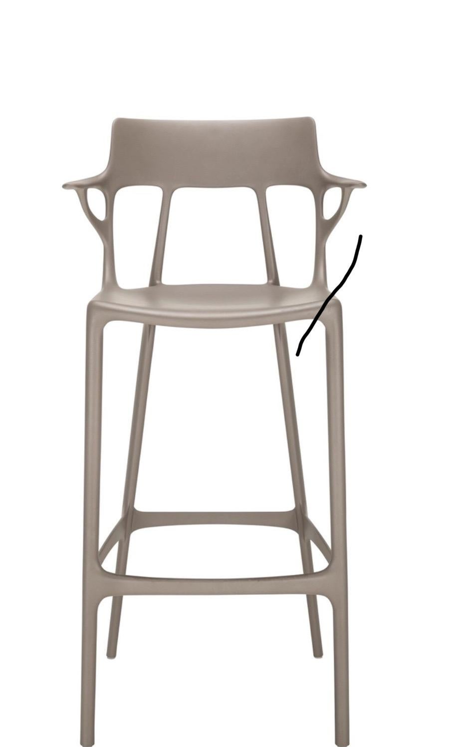 La famiglia di A.I. sta crescendo, con l'aggiunta di A.I. STOOL RECYCLED, un prodotto realizzato in materiale riciclato con una chiara attenzione al comfort grazie a una seduta ampia e accogliente. Disponibile in due altezze per soddisfare tutte le