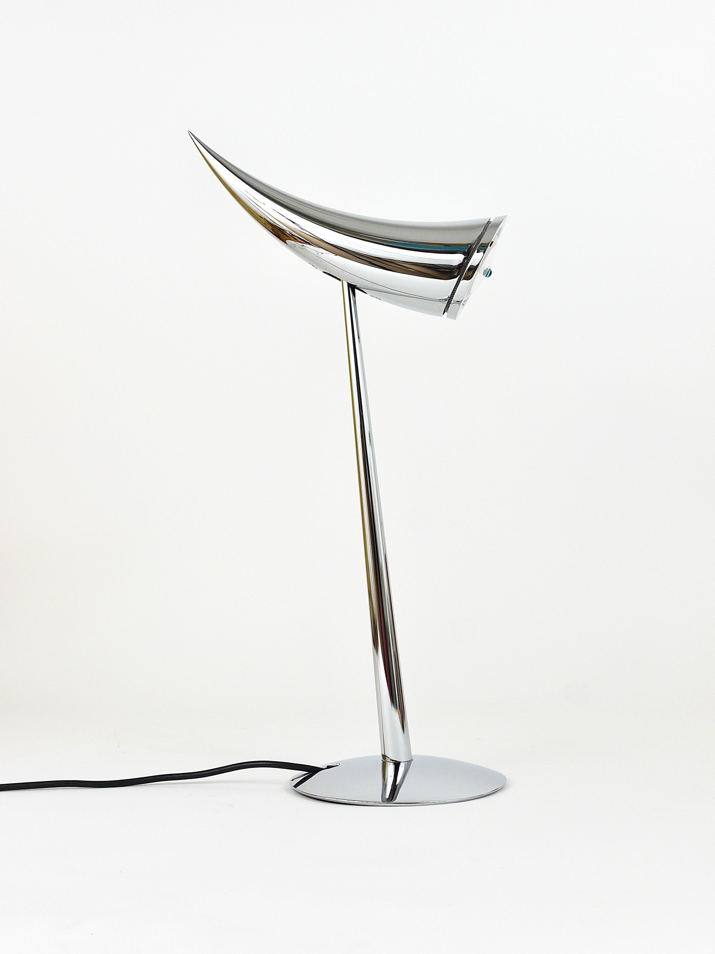 Lampe de bureau ou de table postmoderne Ara des années 1980, chromée et polie comme un miroir, conçue par Philippe Starck en 1988, nommée d'après sa fille. Réalisé par Flos, Italie. Une lampe élégante avec un ingénieux interrupteur intégré dans sa