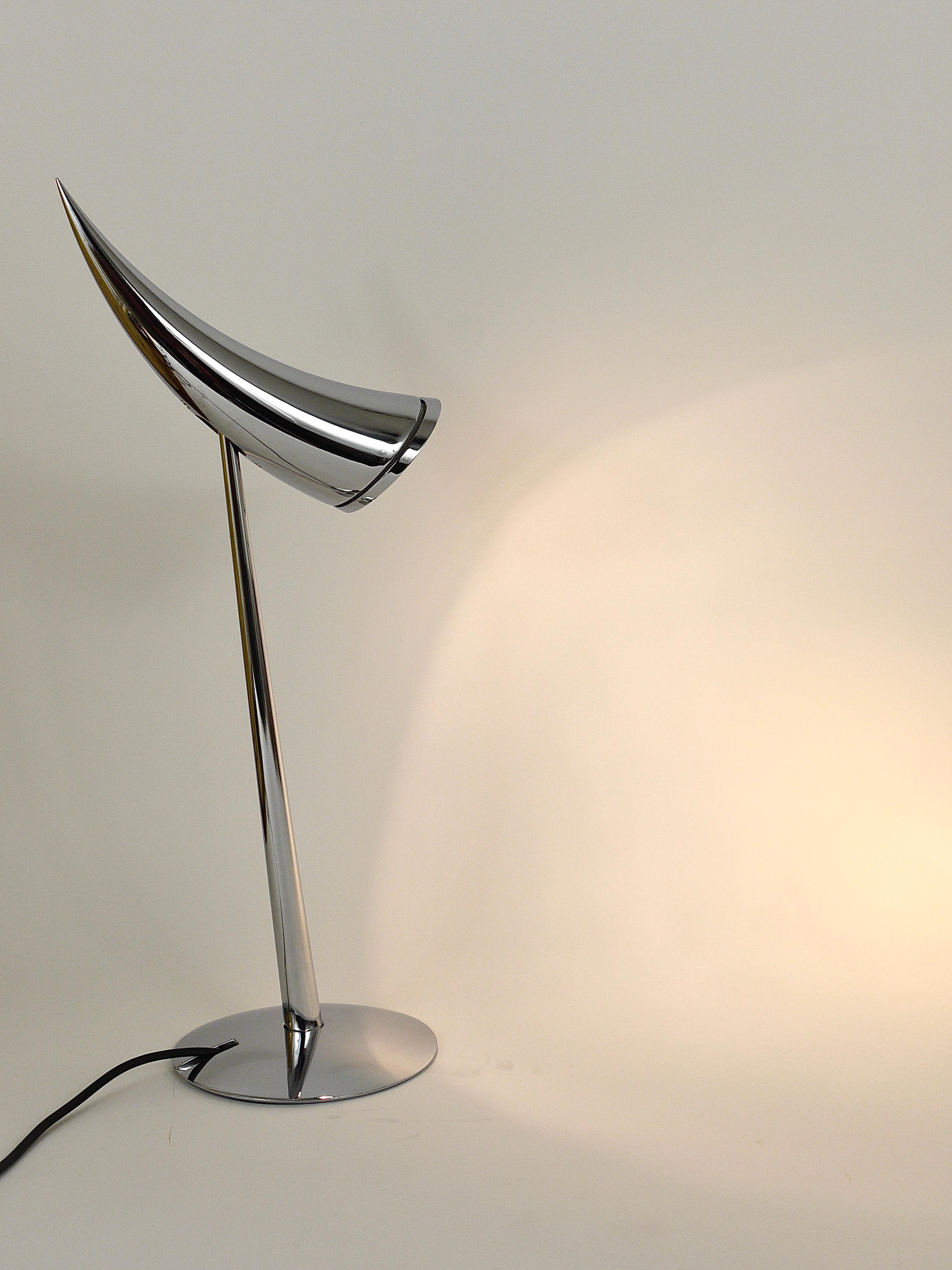 Postmoderne Lampe de bureau Ara de Philippe Starck, chrome, post-moderne par Flos Italie, années 1980