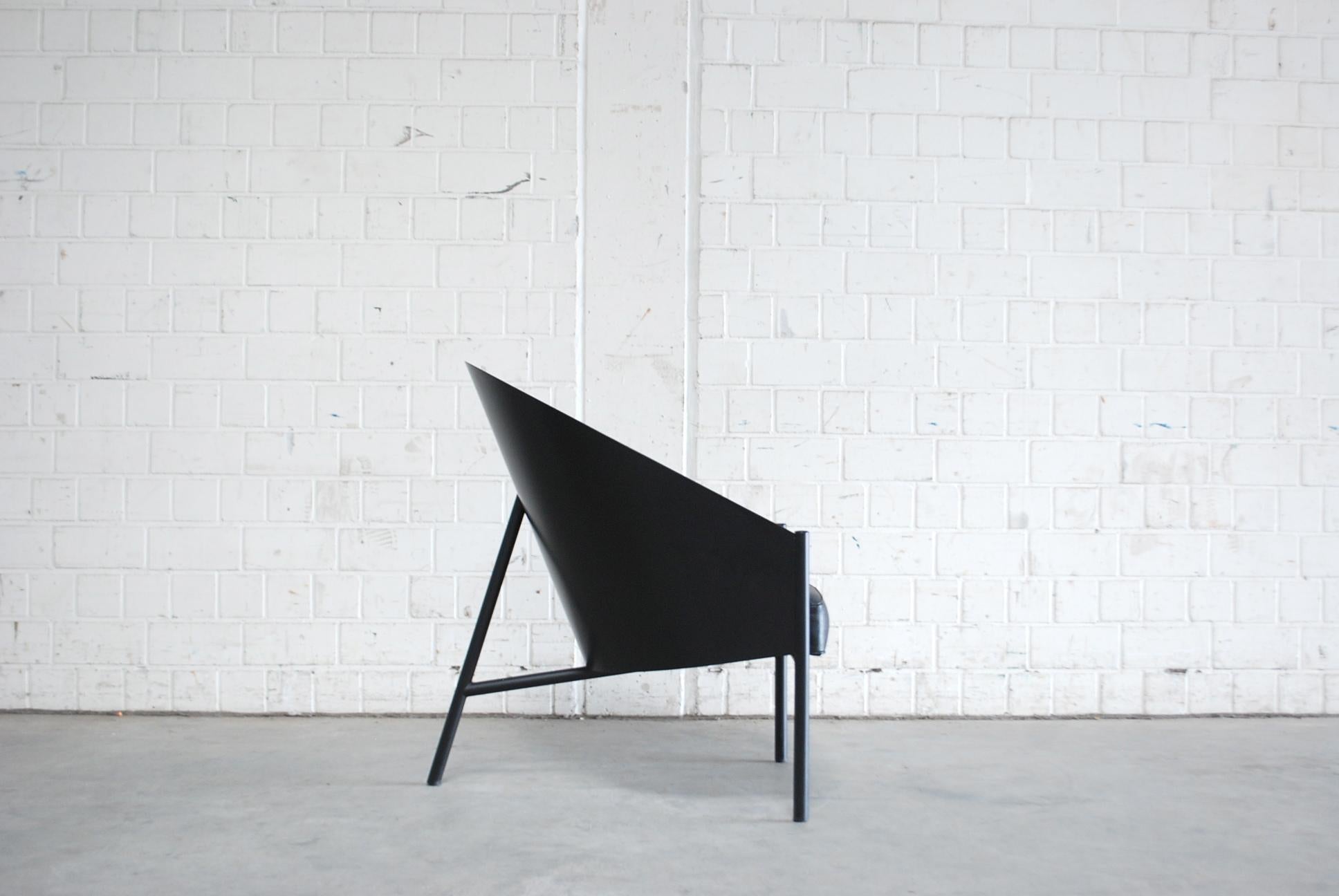 Fauteuil modèle Pratfall de Philippe Starck pour la manufacture italienne Driade Aleph.
Coque en cuir noir et contreplaqué laqué noir sur tube d'acier noir.
Ce fauteuil offre un grand confort. Beaucoup plus grande que la chaise de salle à manger