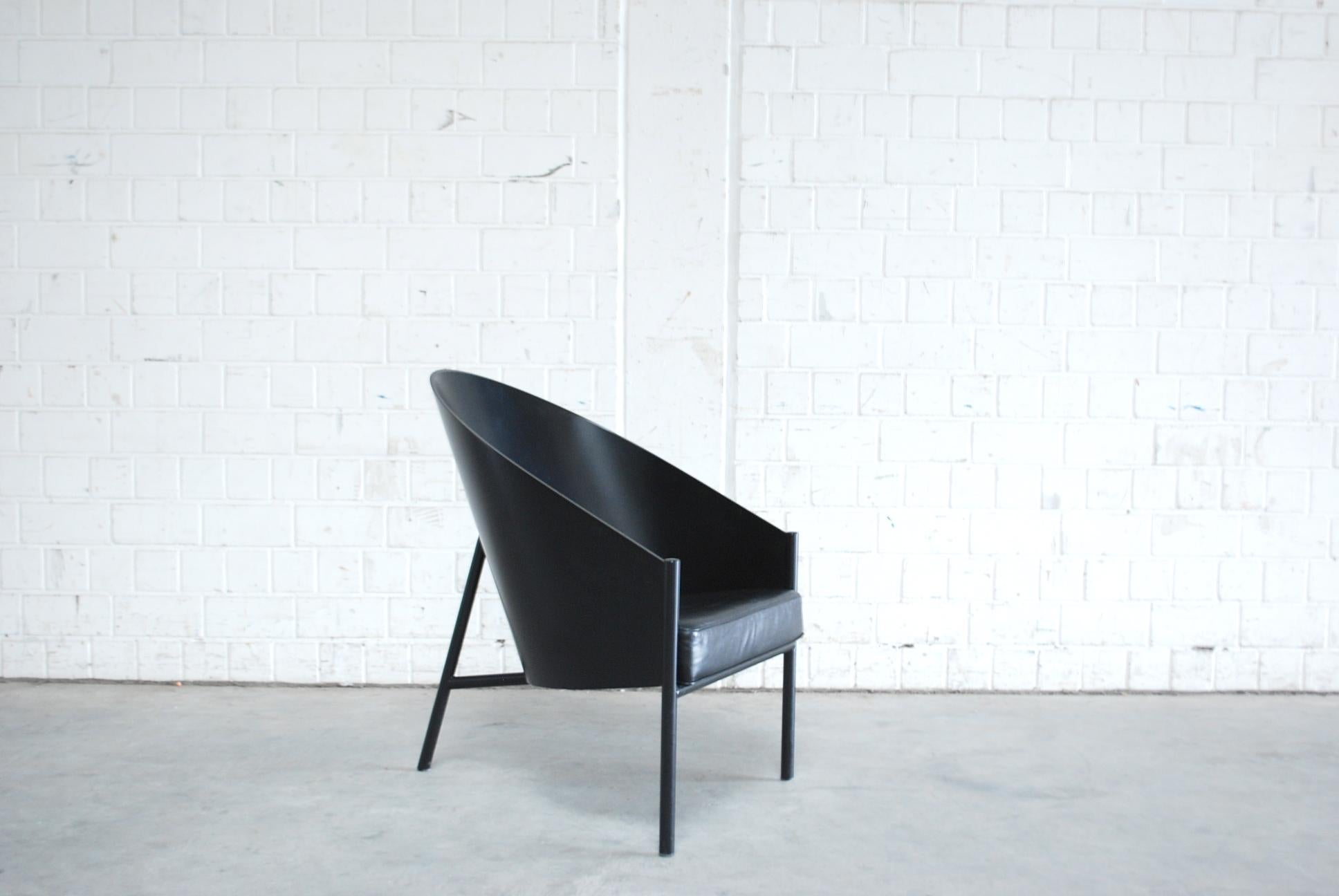 Sessel Modell Pratfall von Philippe Starck für die italienische Manufaktur Driade Aleph.
Schwarzes Leder und schwarz lackierte Sperrholzschale auf schwarzem Stahlrohr.
Dieser Sessel hat einen hohen Komfort. Viel größer als der Esszimmerstuhl