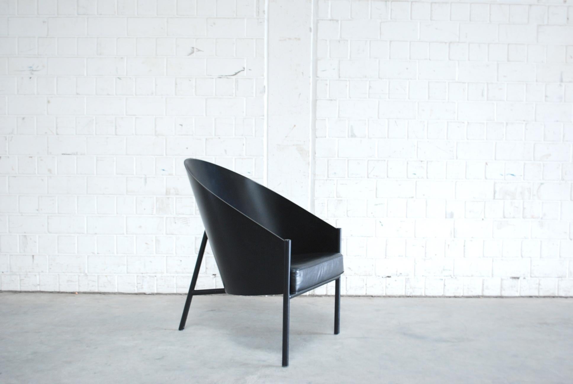 Fauteuil modèle Pratfall par Philippe Starck pour la manufacture italienne Driade Aleph.
Coque en cuir noir et contreplaqué laqué noir sur tube d'acier noir.
Ce fauteuil est d'un grand confort. Beaucoup plus grande que la chaise de salle à manger