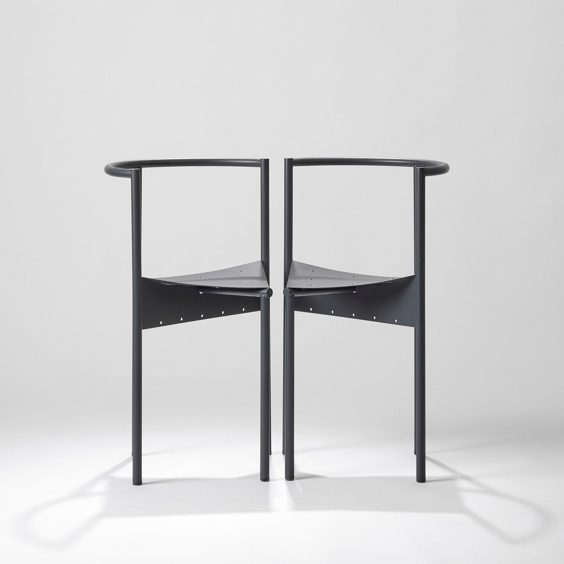 PHILIPPE STARCK (né en 1949)
Chaises de Wendy Wright, vers 1986
Disform Barcelona editor 
Paire de chaises en métal laqué anthracite
H. 75 cm - L. 48 cm - P. 47 cm.