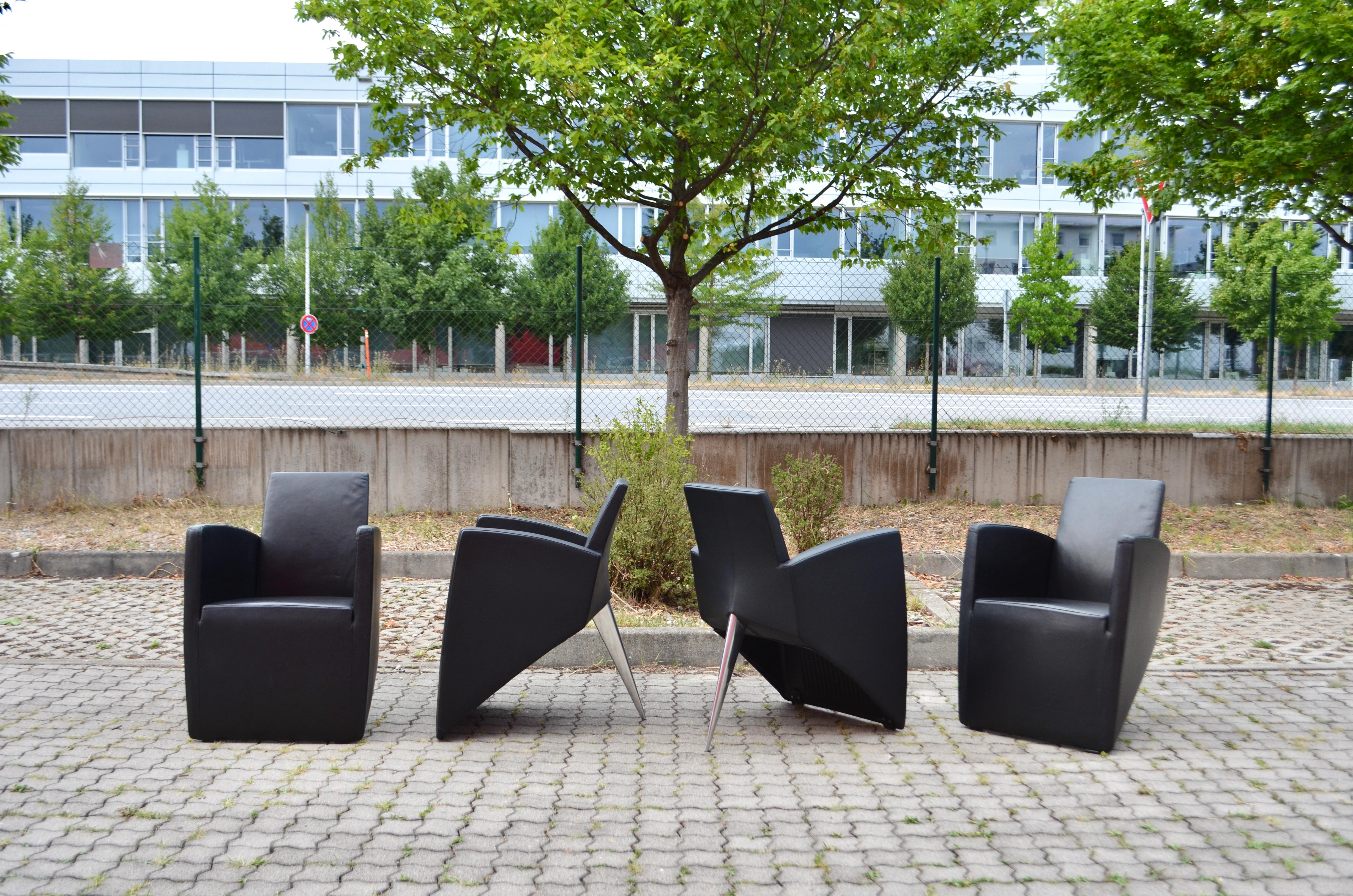 Ces chaises sont de véritables fauteuils de salle à manger iconiques conçus par Philippe Starck en 1987 pour la manufacture italienne Driade Aleph.
Le modèle porte le nom de l'homme politique français Jack Lang.
Un design graphique sculptural avec