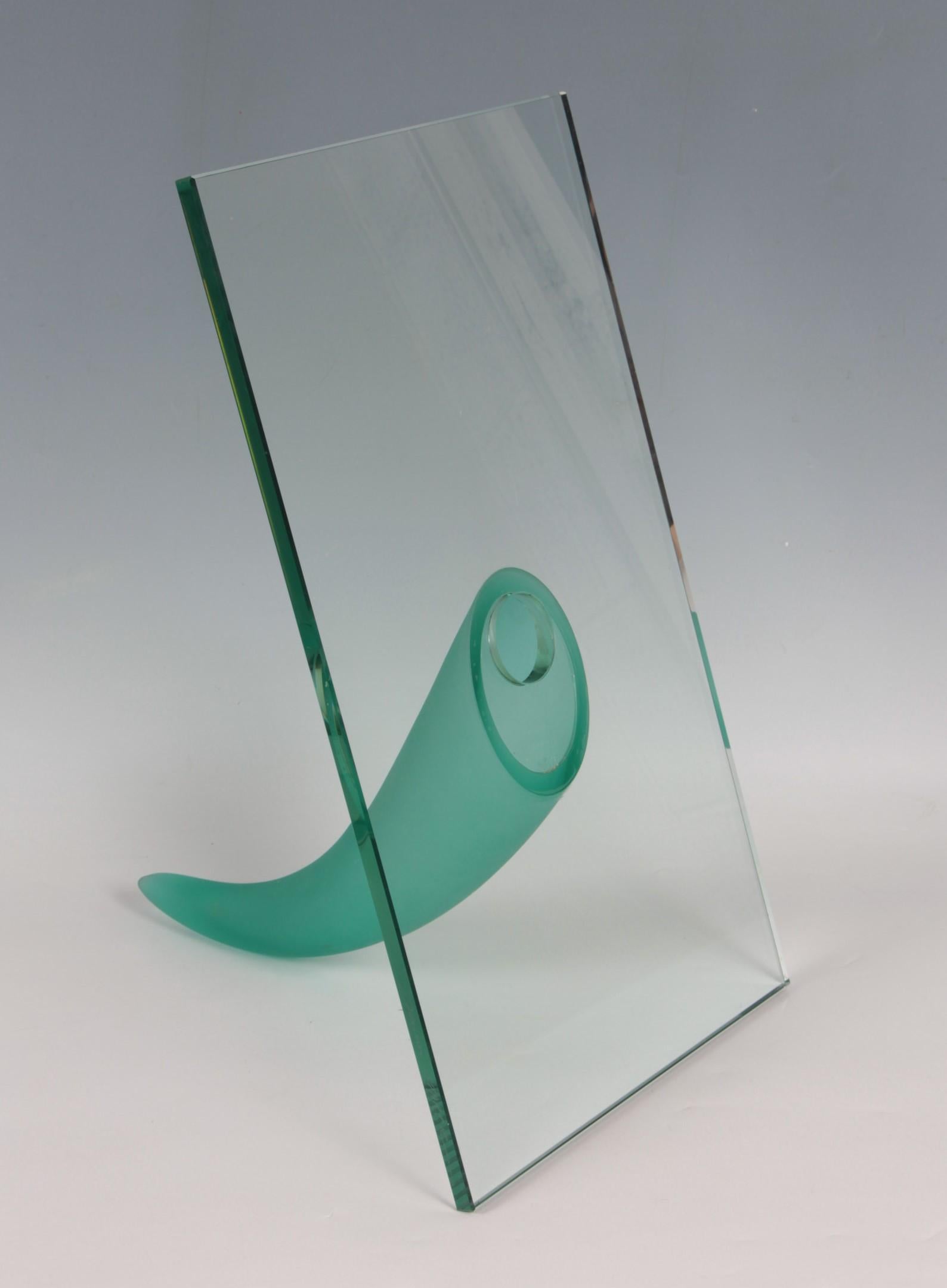 Philippe Starck (né en 1949) - Daum,
circa 1990.
Une étrangeté sous un mur.

Vase-sculpture in crystal and glass paste representing a cornucopia of green satin glass fixed on a thick crystal slab.
Incised handwritten signature 