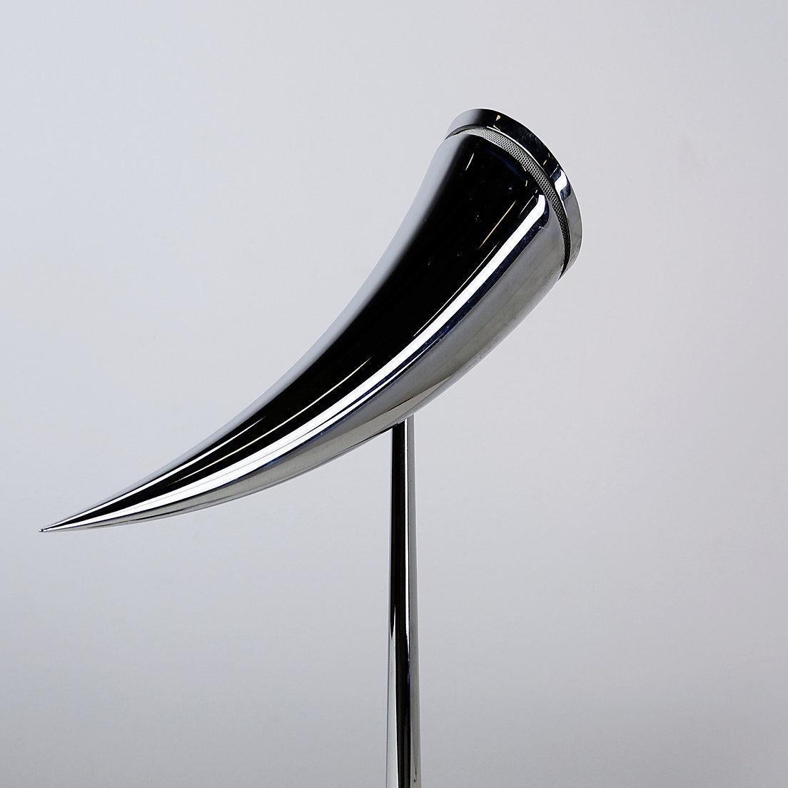 Desk lamp - Design - Philippe Starck - Vintage
The Ara lamp was designed by Philippe Starck in 1988 and bears the name of his daughter. The lamp was made by Flos in Italy. The on and off switch is integrated in the lamp. When the lamp head points