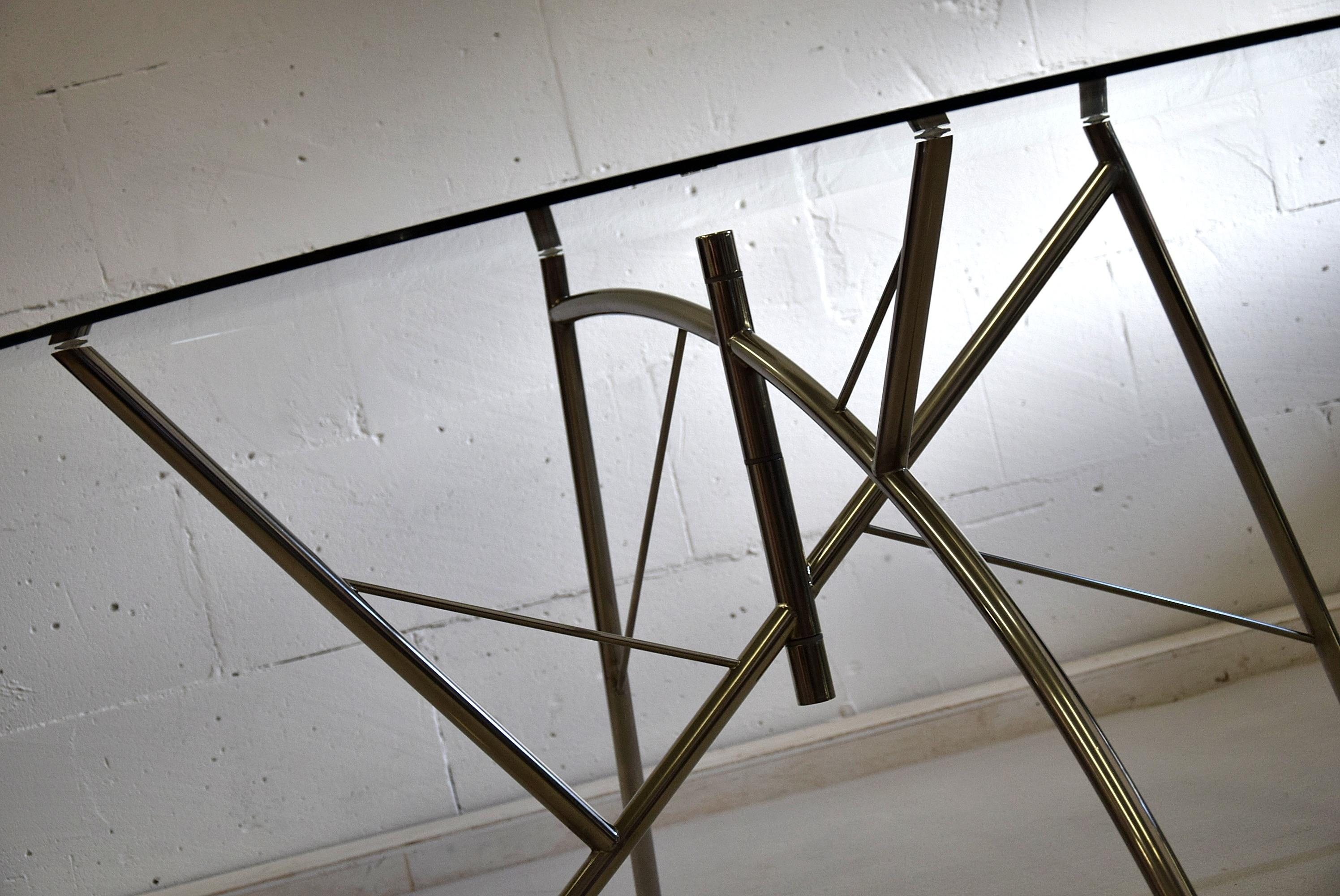 Dole Melipone Esstisch, 1981 von Philippe Starck entworfen und von XO in Frankreich hergestellt, die allererste Ausgabe.
Dieses seltene Stück, das seit langem nicht mehr hergestellt wird, ist in ausgezeichnetem Zustand. Die vernickelte Basis ist