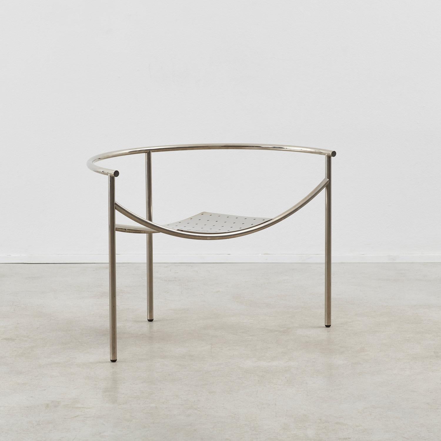 Les courbes exagérées de l'acier tubulaire et de la tôle perforée définissent la chaise Dr Sonderbar de l'architecte et designer français Philippe Starck (né en 1949). Influencé par son enfance passée sous les tables à dessin de son père ingénieur