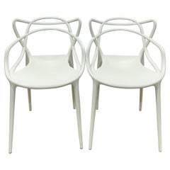 Philippe Starck & Eugeni Quitllet Weiße Meisterstühle für Kartell – ein Paar