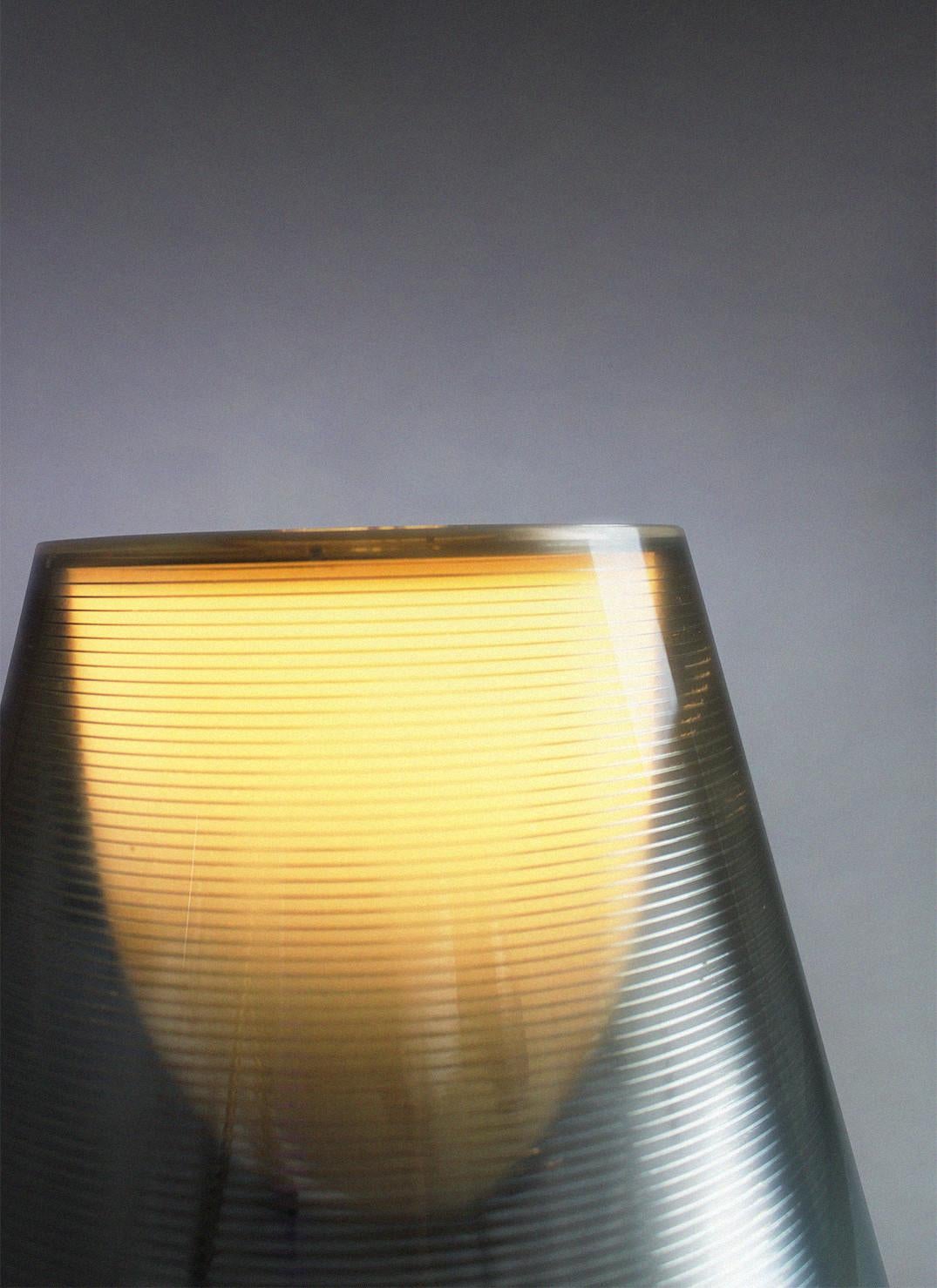 La lampe de table Miss K est un design de Philippe Starck, qu'il a créé pour le fabricant de luminaires italien Flos. Grâce à ses deux diffuseurs de lumière différents, il crée immédiatement une atmosphère agréable dans votre intérieur. Vous pouvez