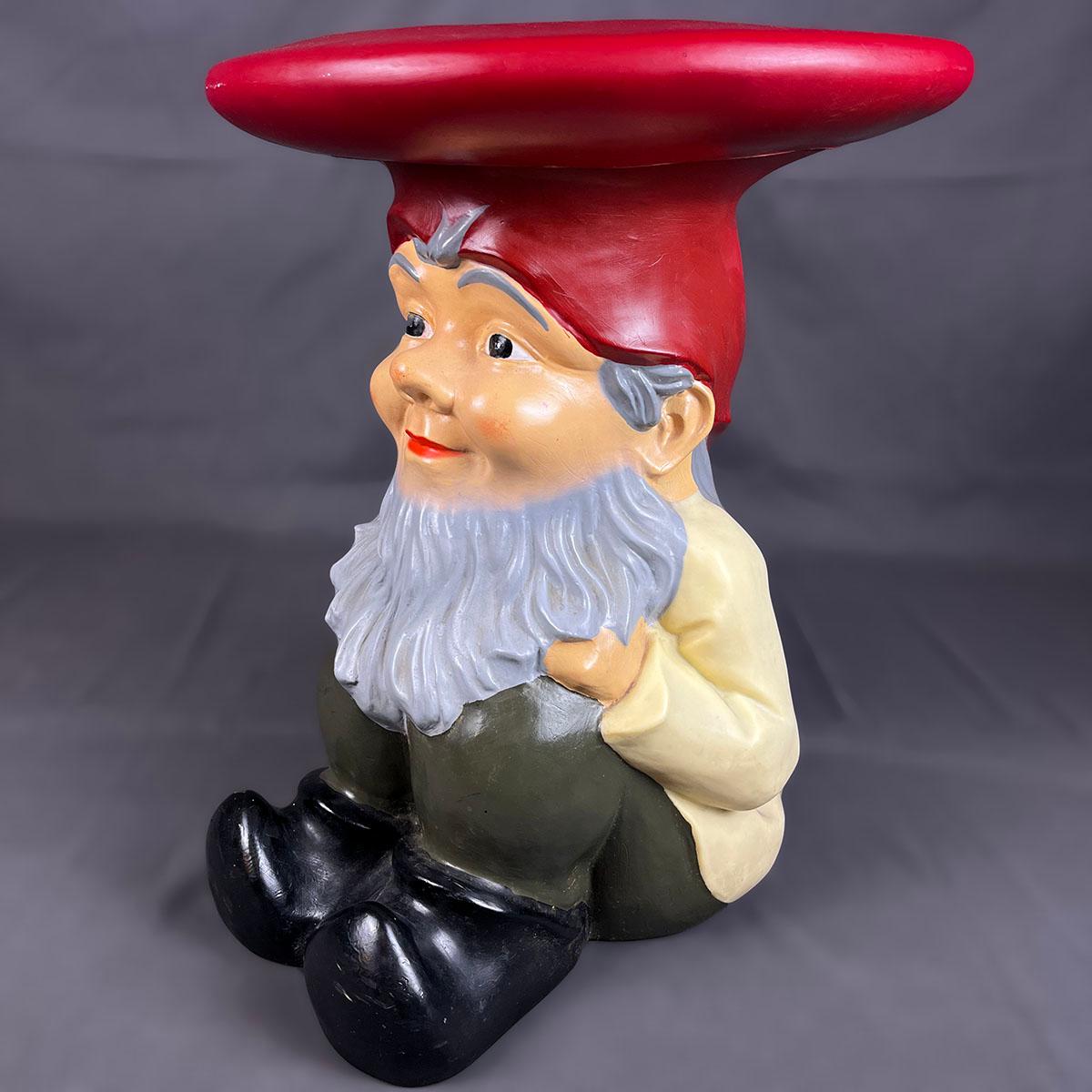 Der verspielte und zugleich funktionale Napoleon Gnome Side Table von Philippe Starck lässt die Grenze zwischen Kunst und Design verschwimmen. Als Teil eines skurrilen Trios, das im Jahr 2000 für Kartell entworfen wurde, verwandelt Napoleon den