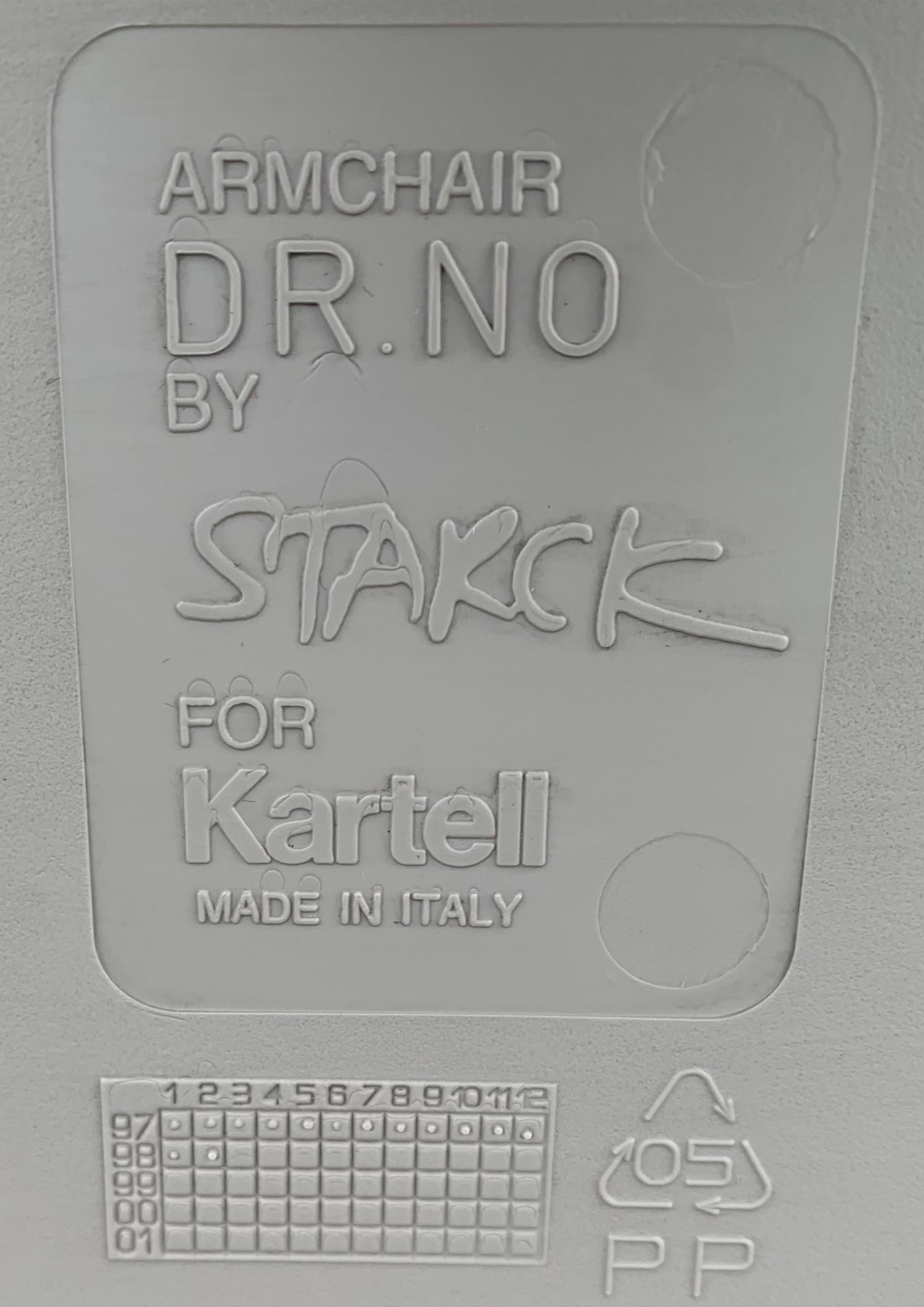 Paire de Fauteuils Iconiques empilables Dr. No de Philippe Starck pour Kartell Gris

Fabriquée en Italie par Kartell en février 1998, étiquette moulée sur le dessous de chaque chaise.

Fabriqué en polypropylène et en aluminium.
Prix de la paire.