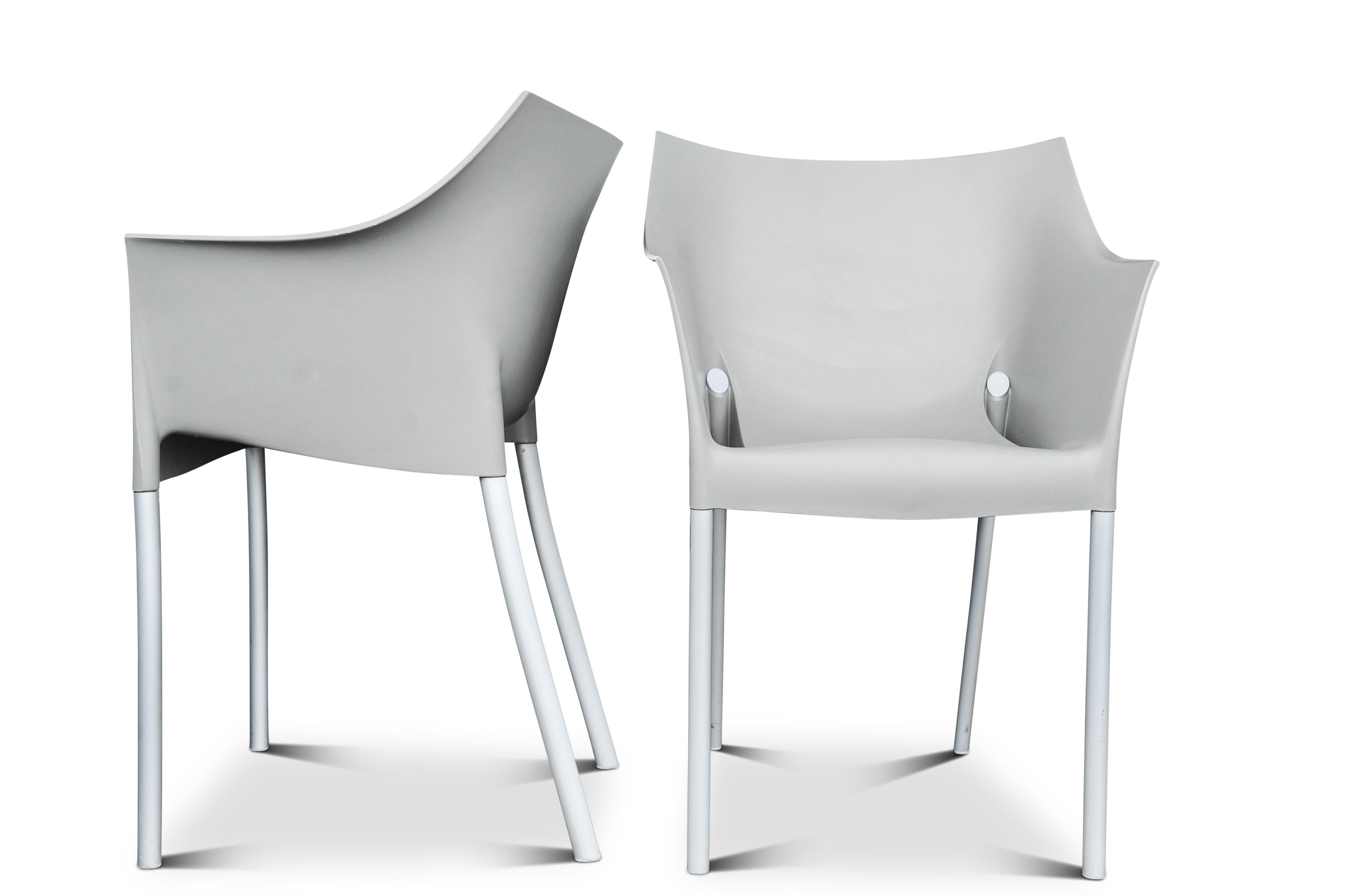 italien Philippe Starck pour Kartell, fauteuils empilables emblématiques gris Dr No Stackable, prix pour paire en vente