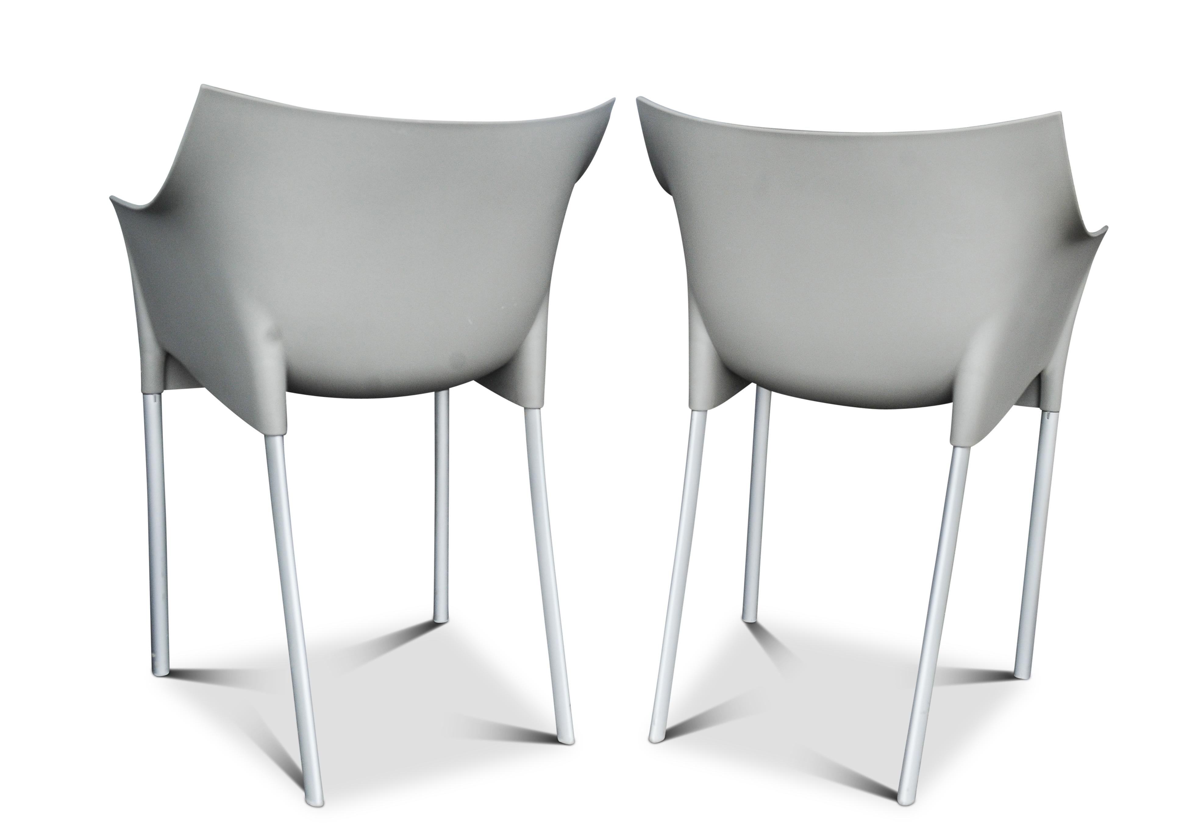 Philippe Starck pour Kartell, fauteuils empilables emblématiques gris Dr No Stackable, prix pour paire Bon état - En vente à Reading, Berkshire