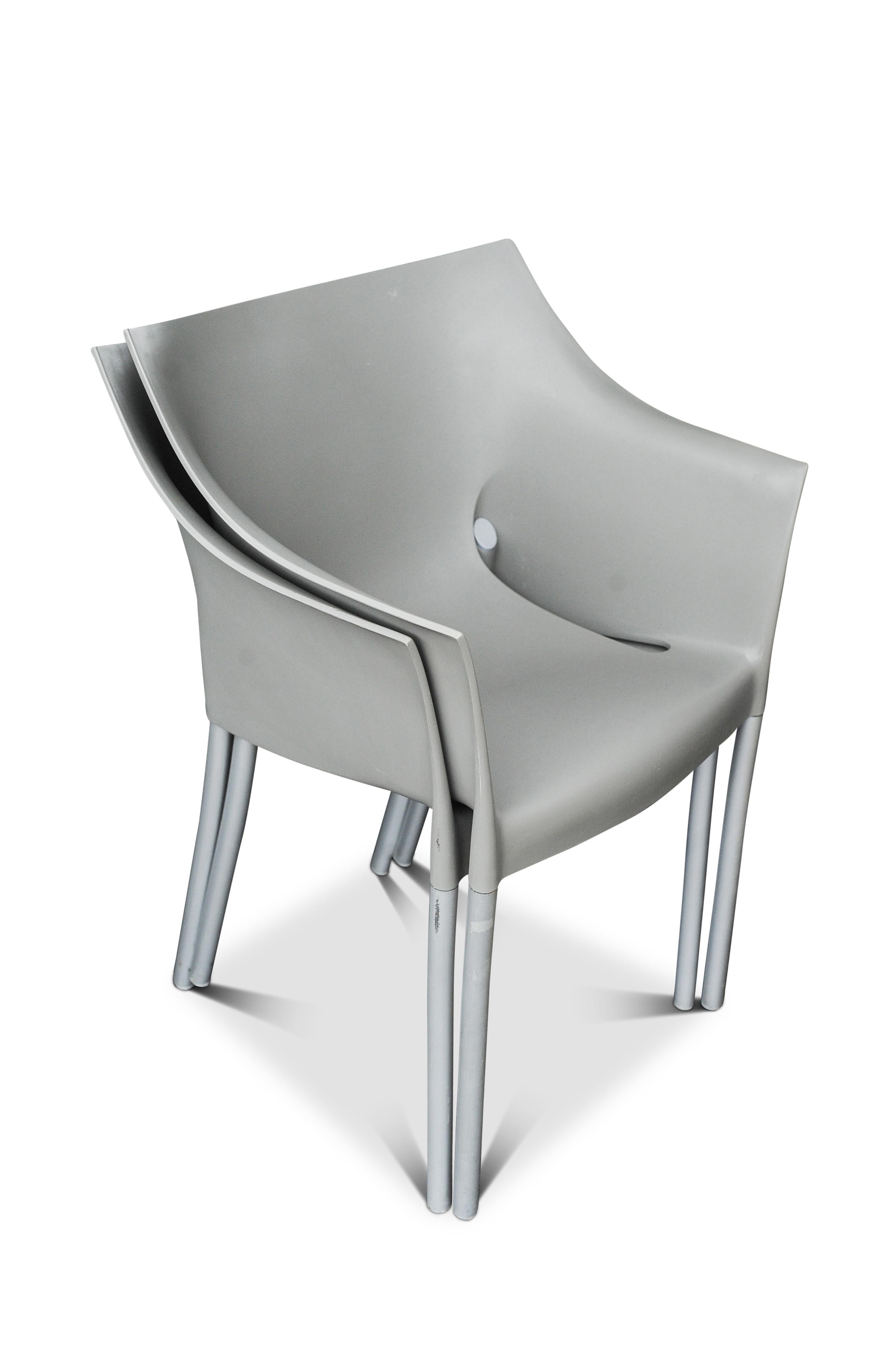 XXIe siècle et contemporain Philippe Starck pour Kartell, fauteuils empilables emblématiques gris Dr No Stackable, prix pour paire en vente