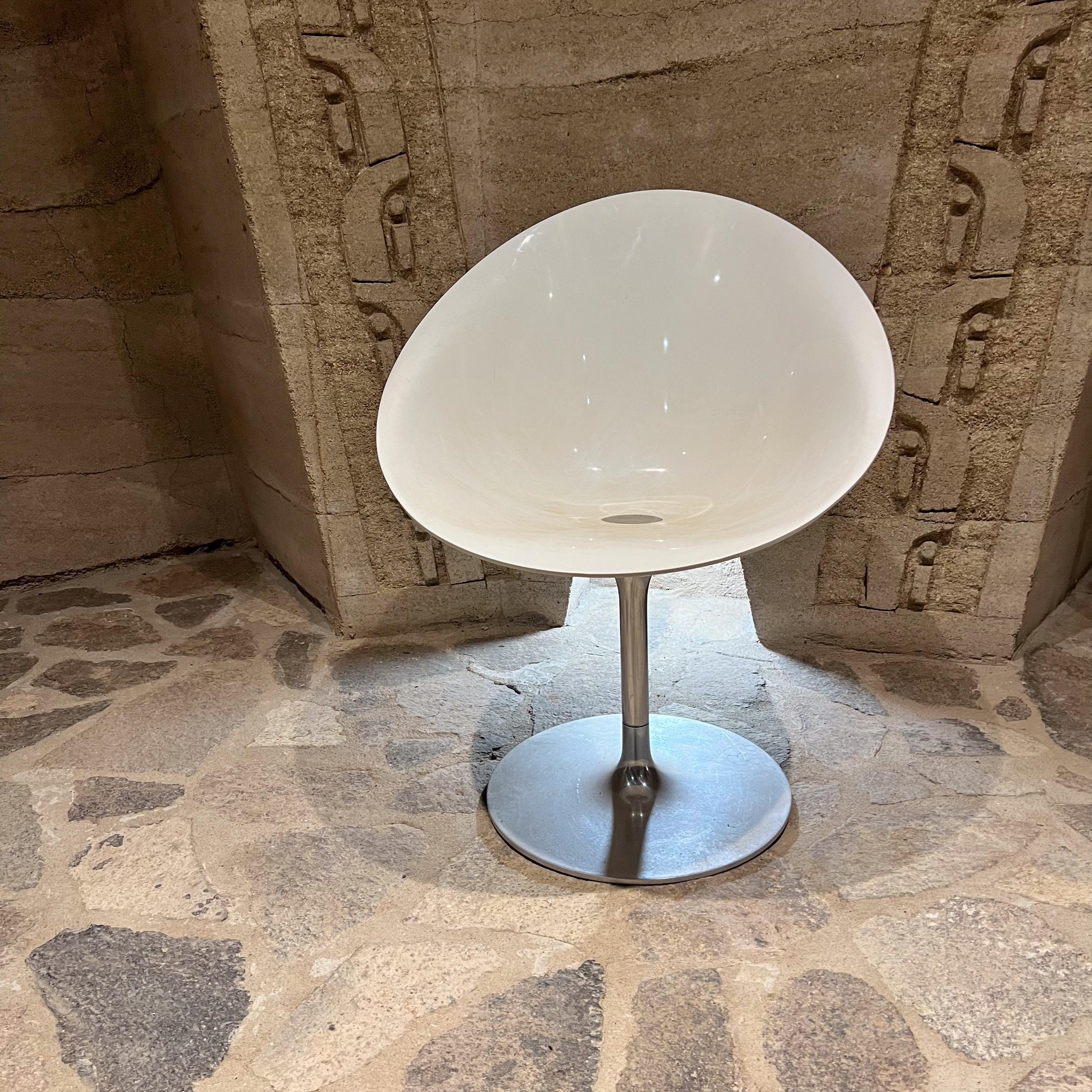Fabulosa Silla Eros blanca, limpia y moderna, diseñada por Philippe Starck para el fabricante Kartell con sello made in Italy.
La silla Eros es una silla giratoria orgánica en forma de huevo con asiento de policarbonato sobre una base estructural de