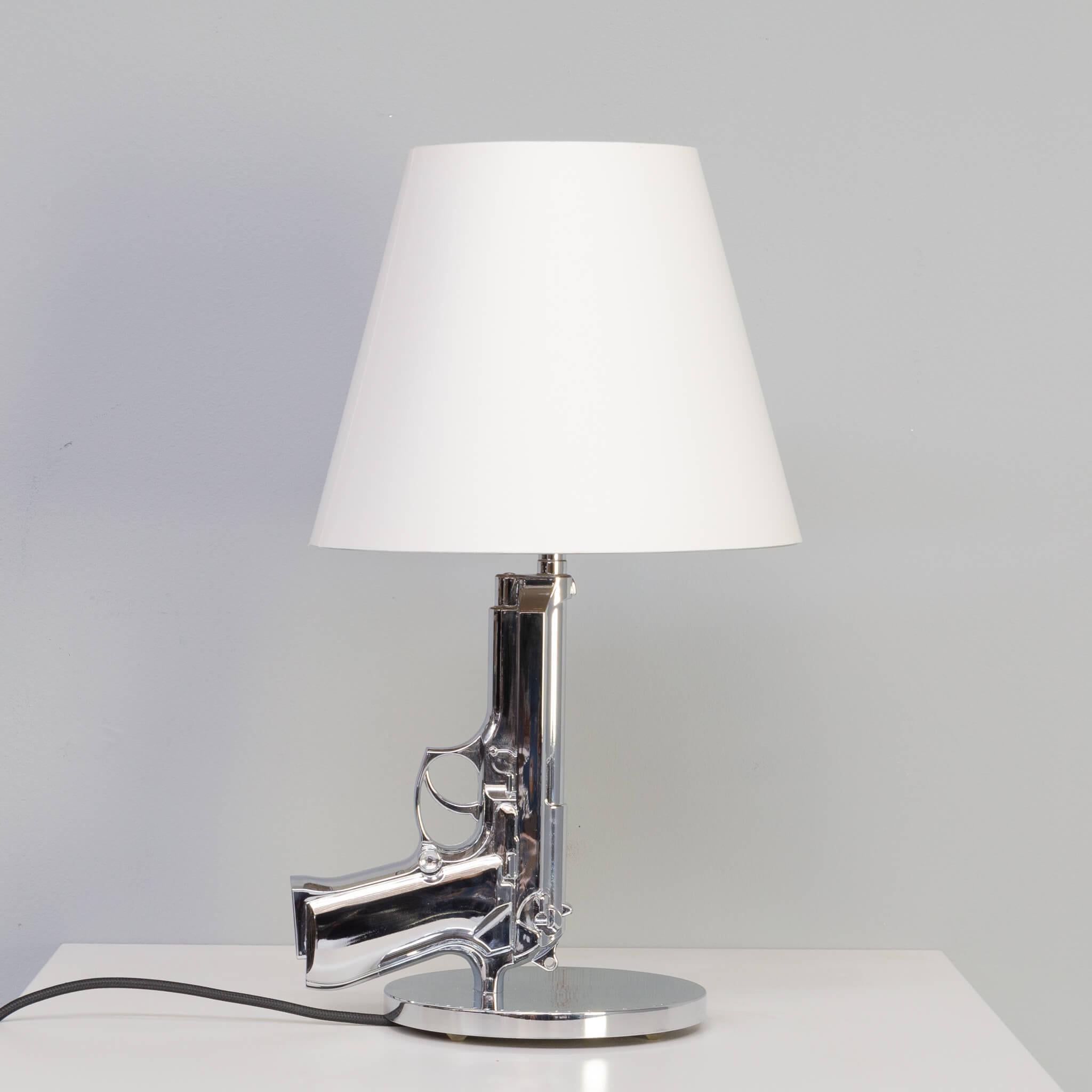 Starck a déclaré à propos de The Gun Lamp (Flos 2005) : 